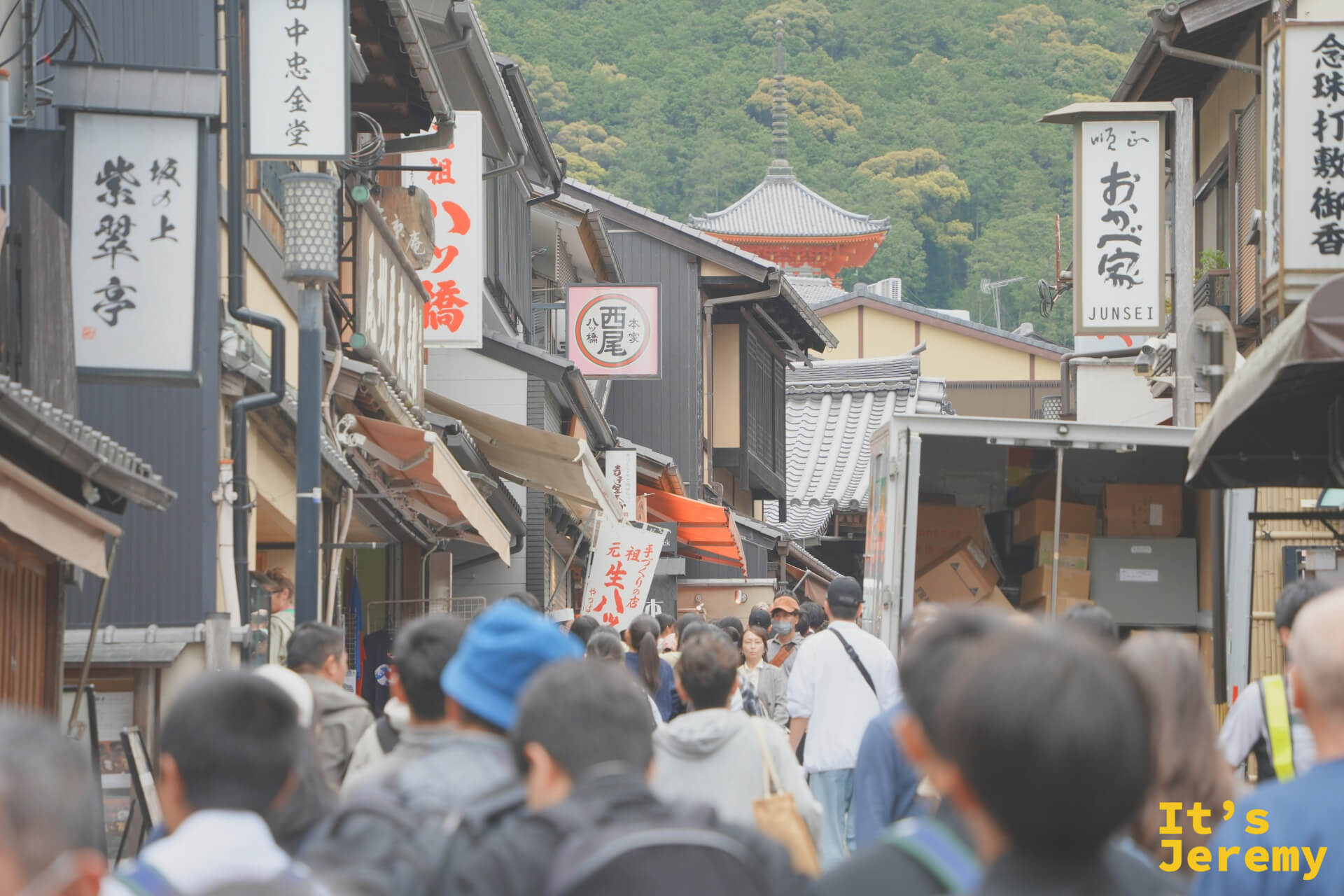 清水坂石板路，遠方可見清水寺塔尖從老街屋頂冒出