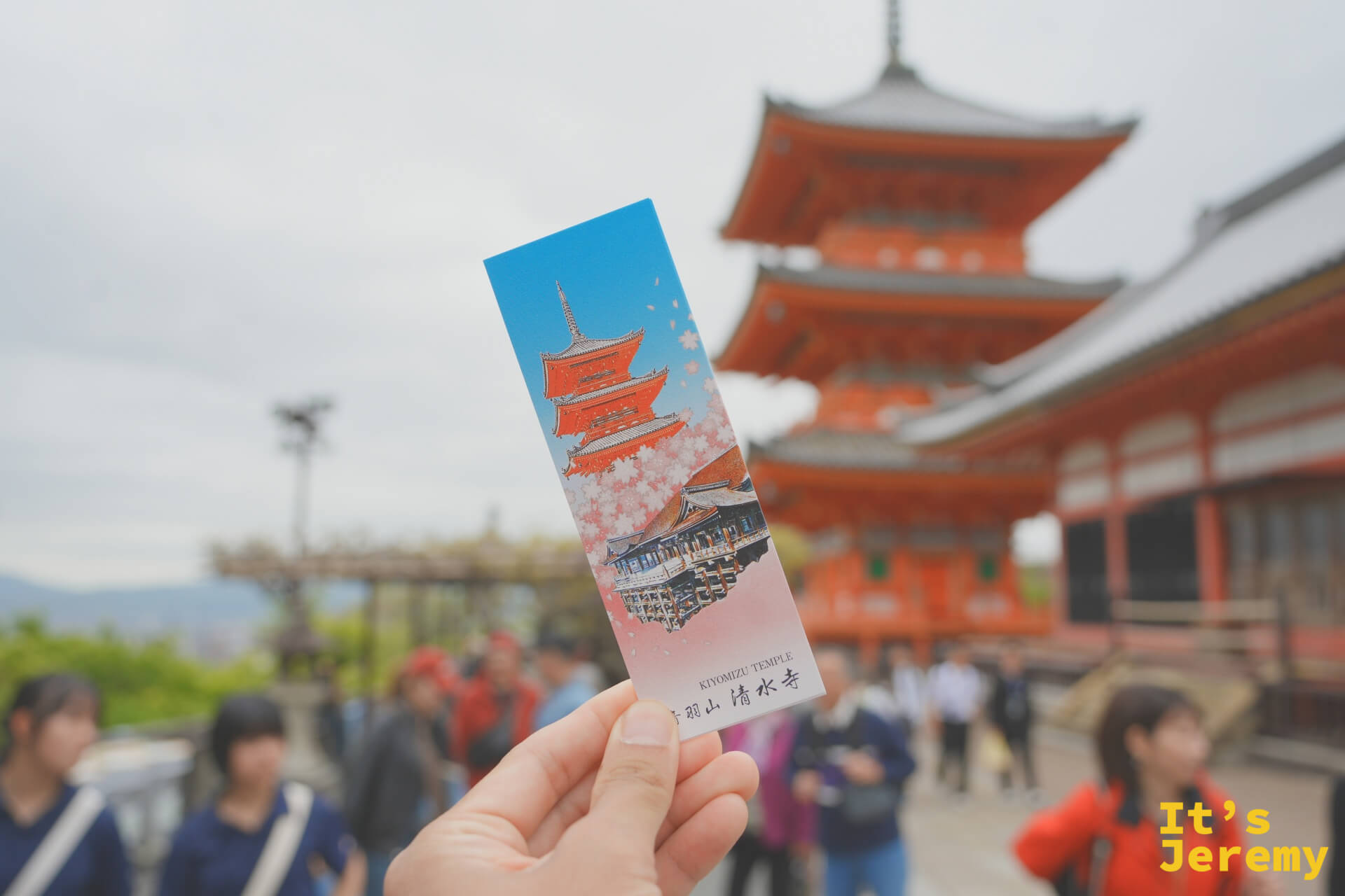 手持清水寺門票，背景是朱紅三重塔