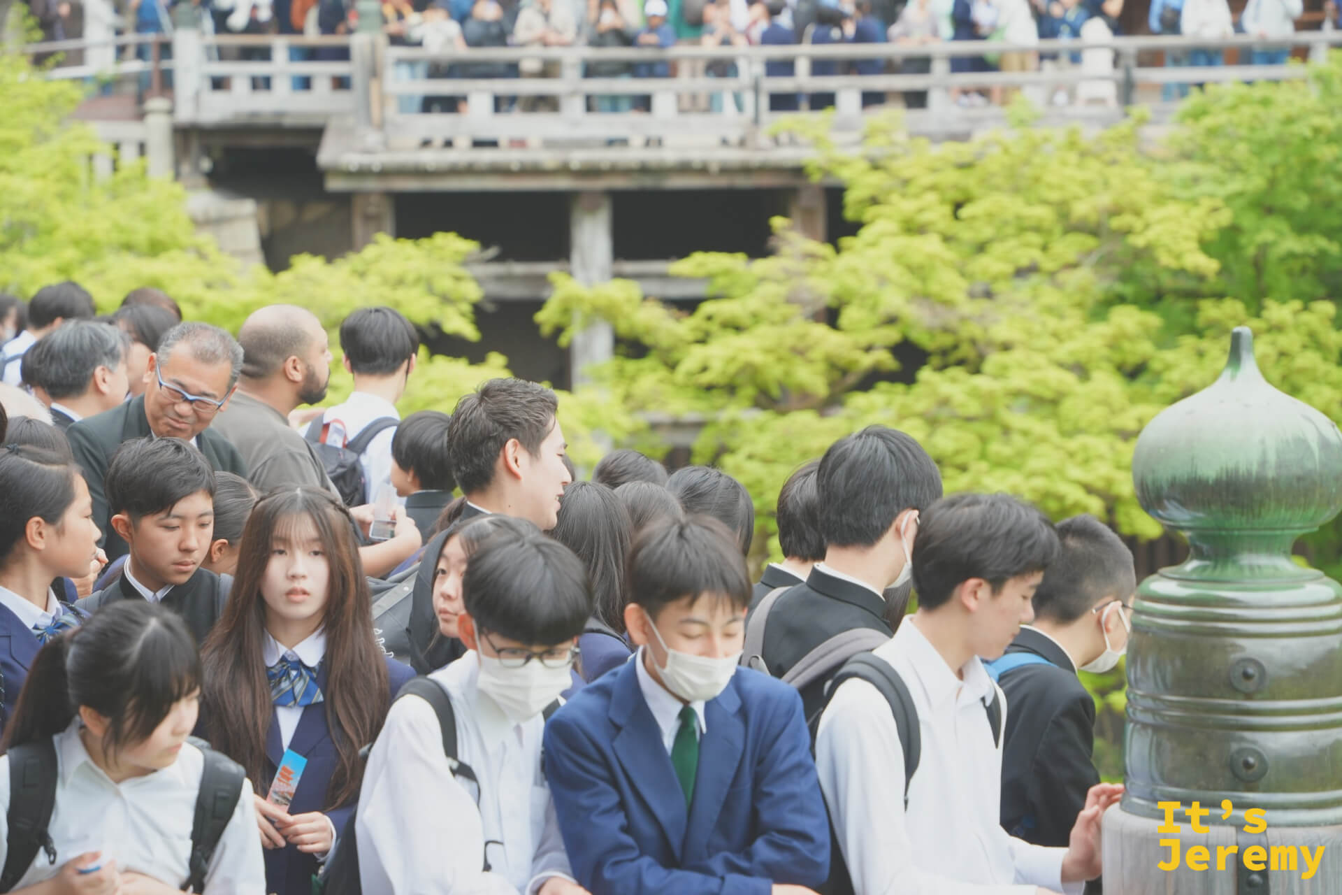 修學旅行學生擠在舞台入口，熱鬧的春日人潮