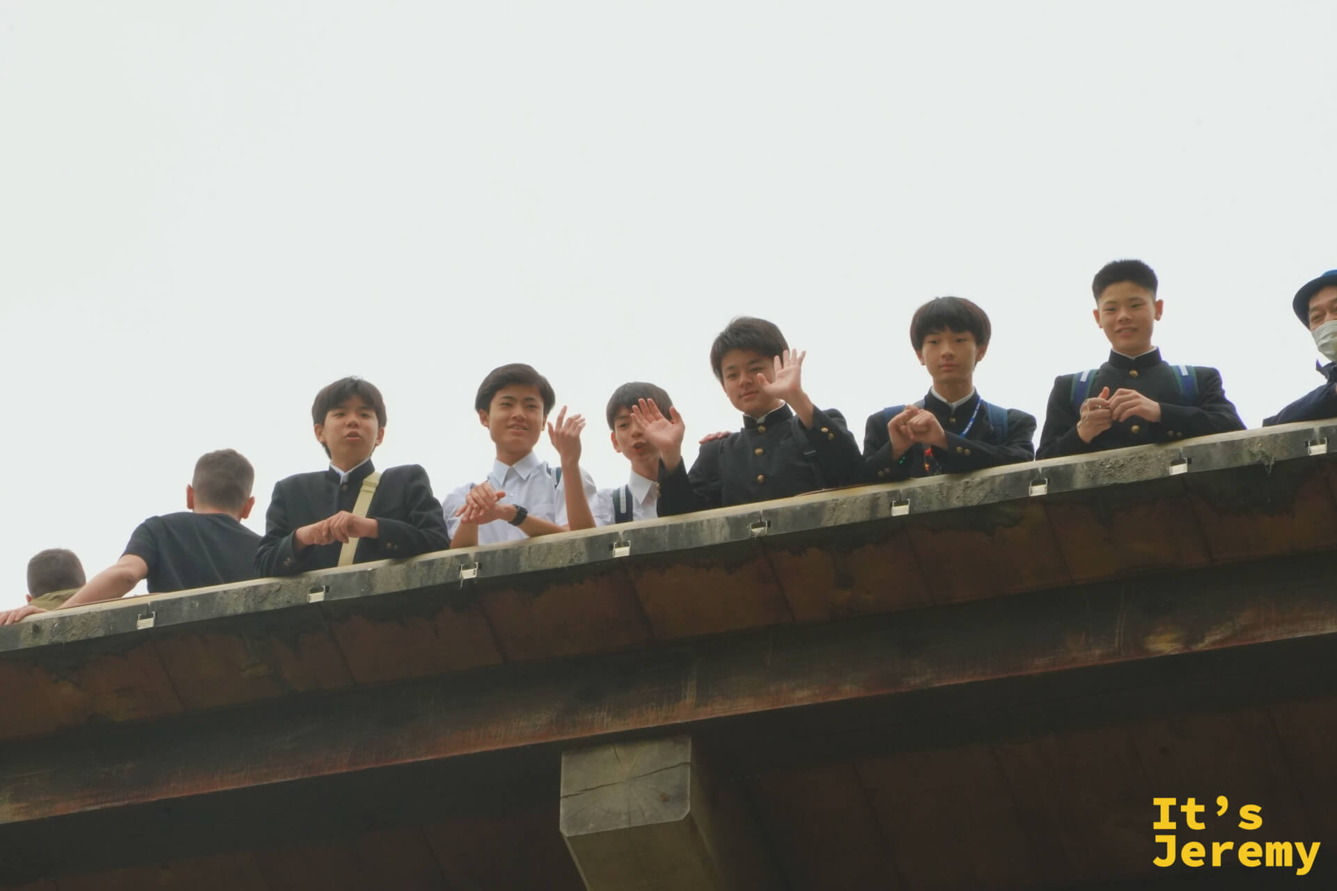 修學旅行男生從清水舞台欄杆向下揮手
