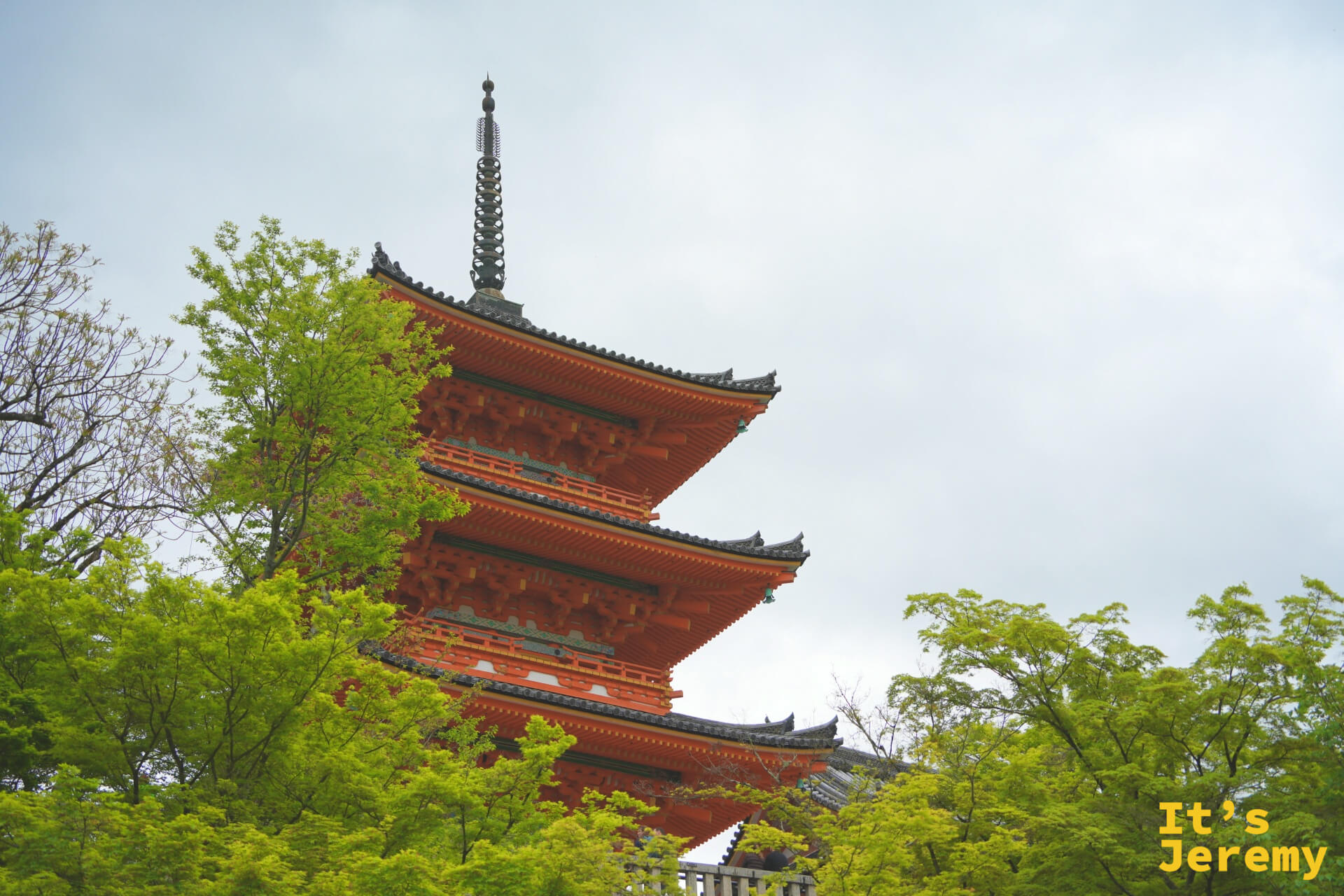 三重塔全景，被新綠包圍