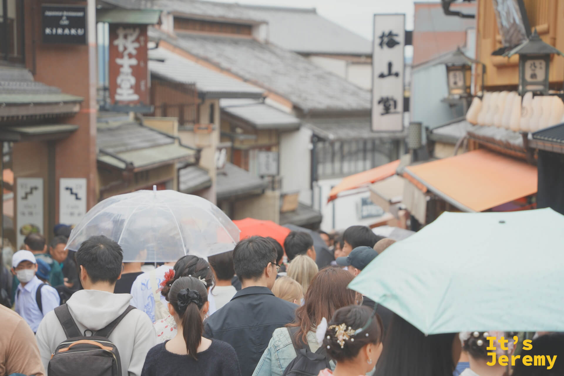 雨中的清水坂，撐傘人群比肩接踵