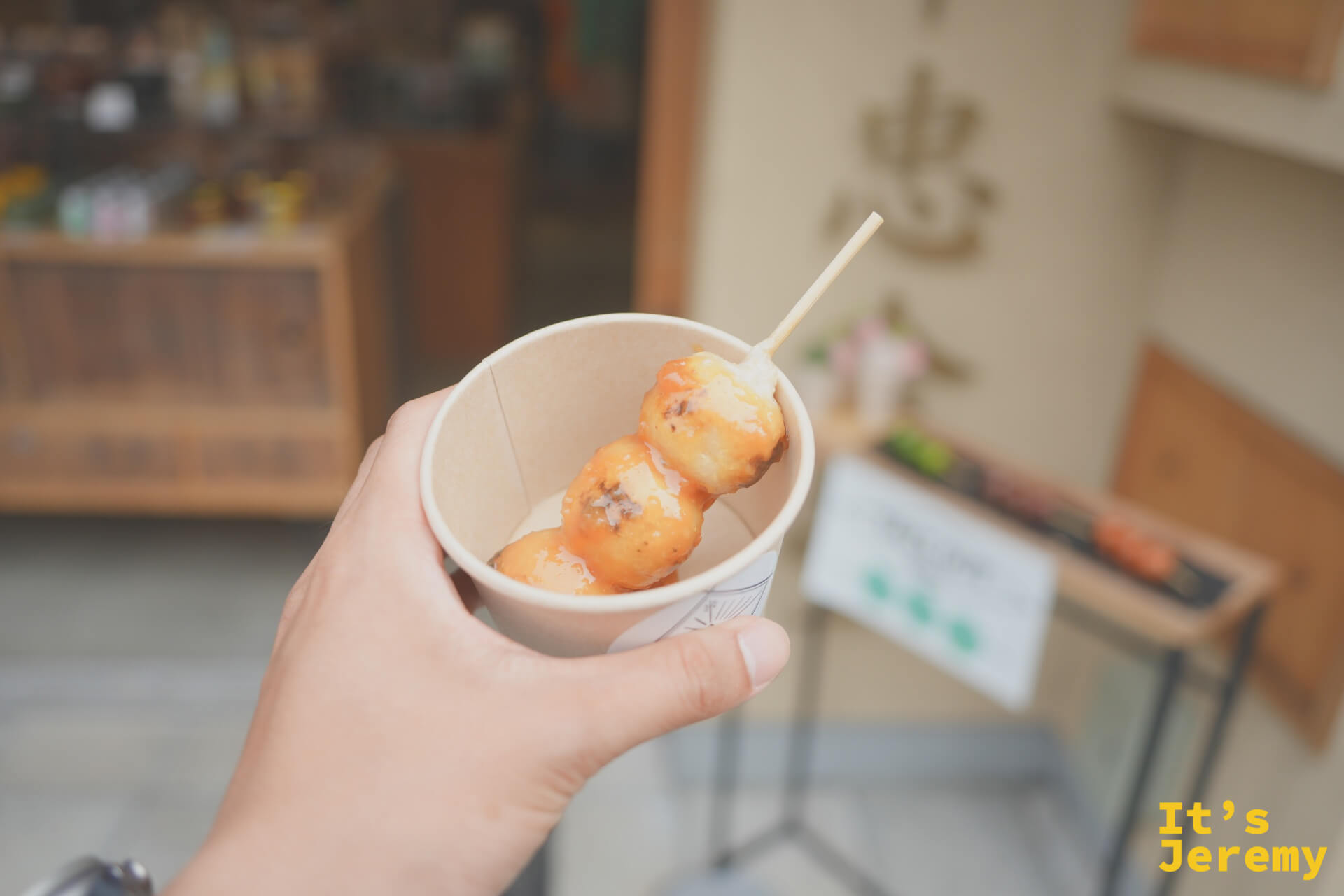 淋上特製醬汁的糰子，放在小紙杯裡