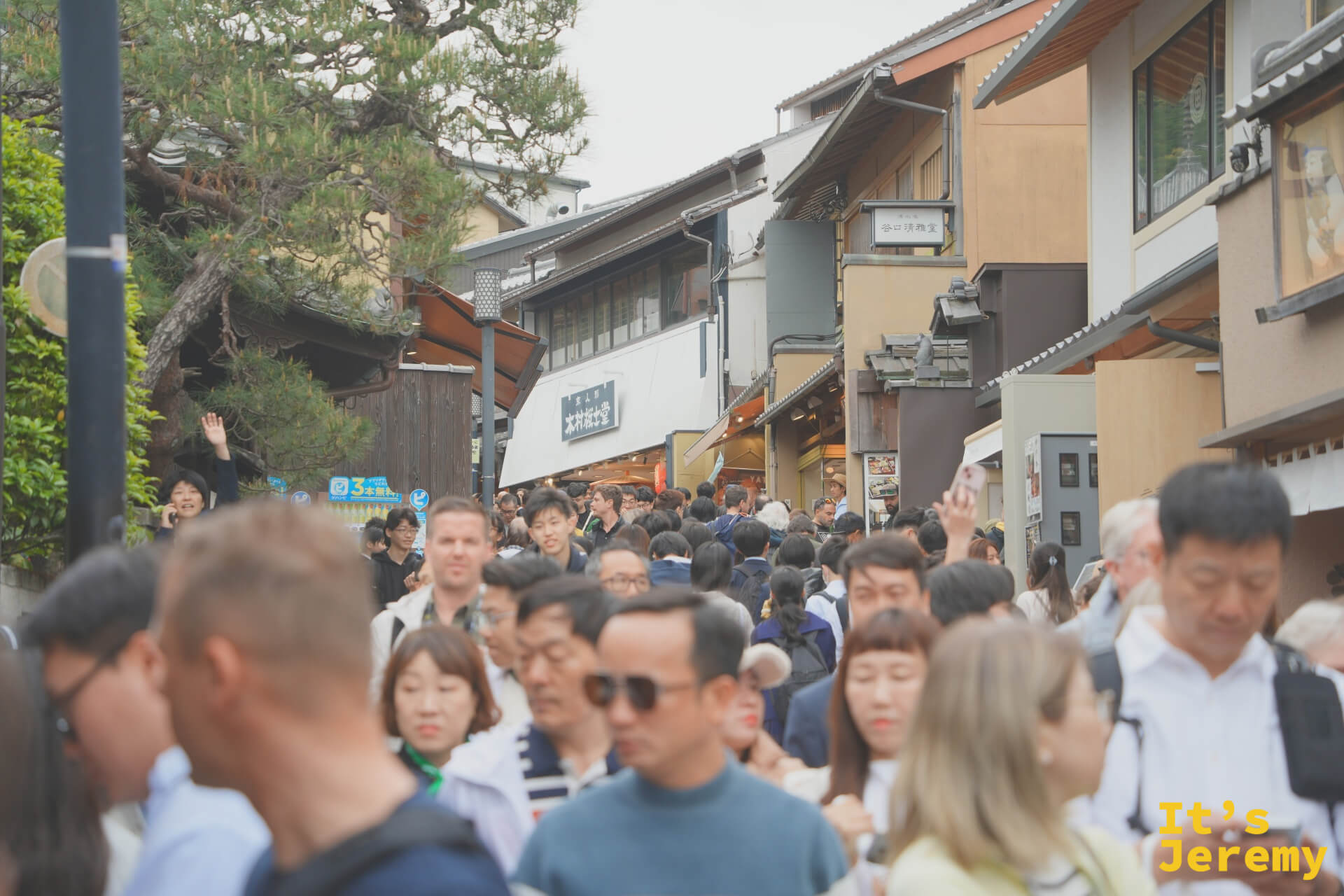 清水坂石板路人潮