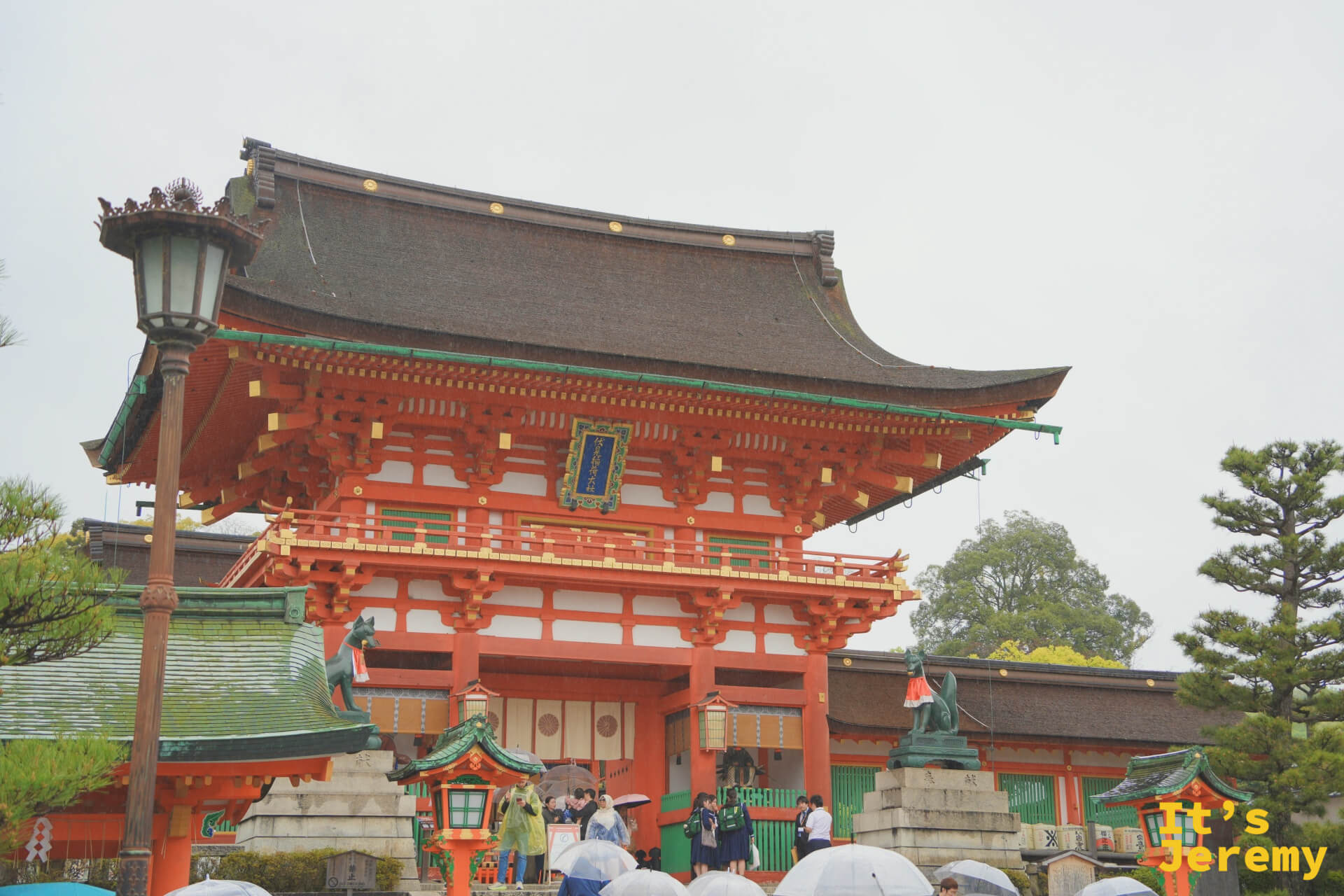 樓門（Romon Gate）正面全景，兩側有青銅狐狸神像守護