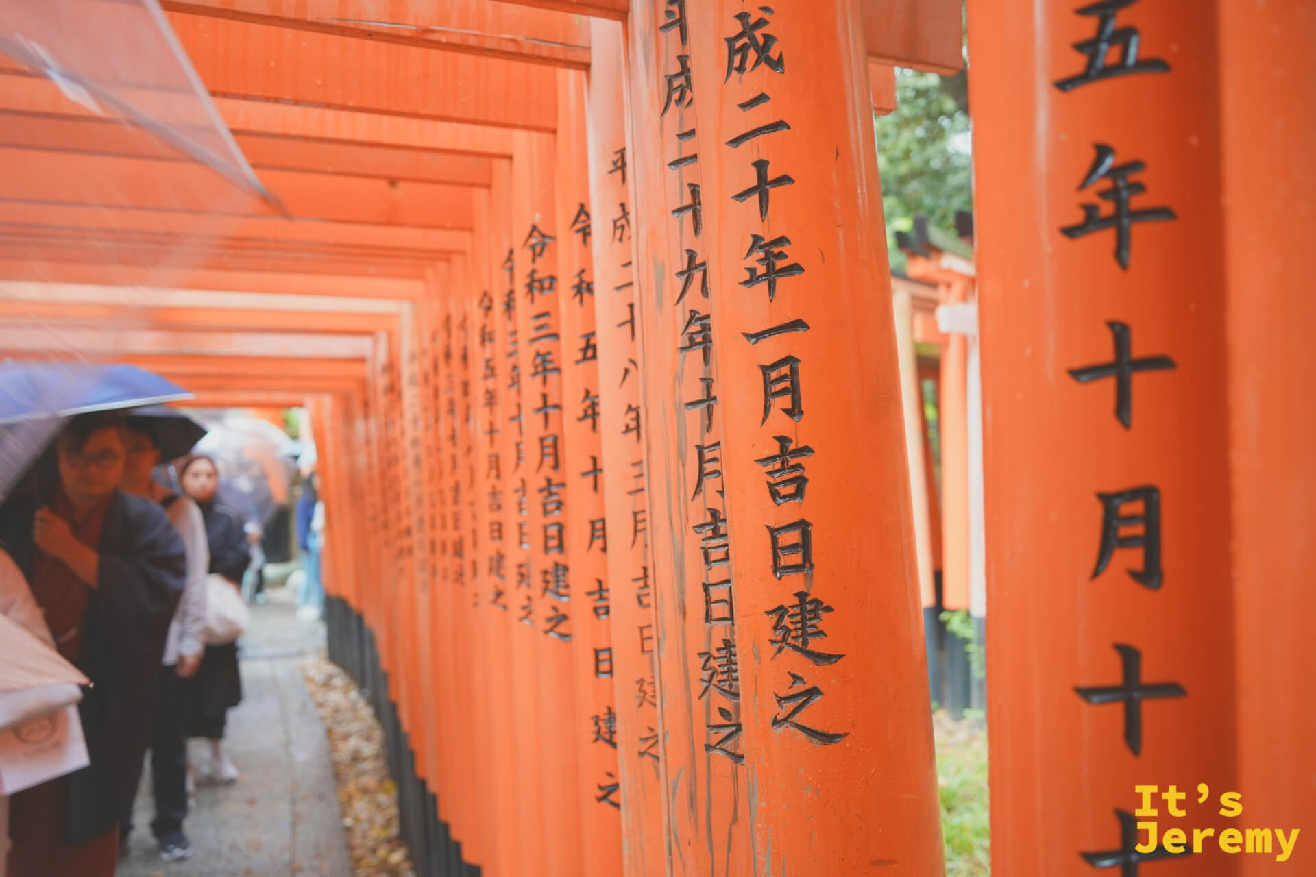 千本鳥居內的奉獻日期刻字，可以看到從平成年間到令和年間都有