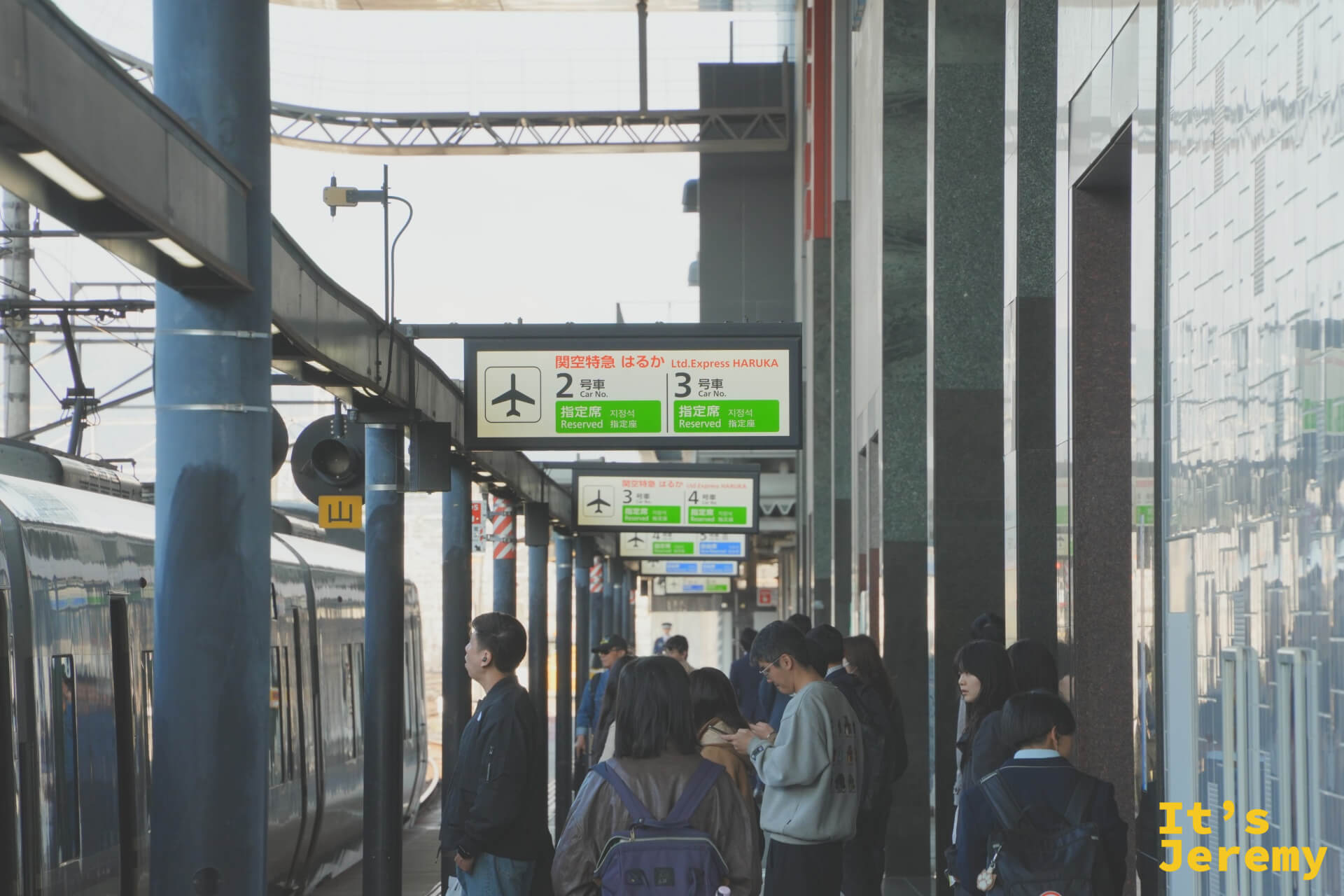 京都駅のホームの朝