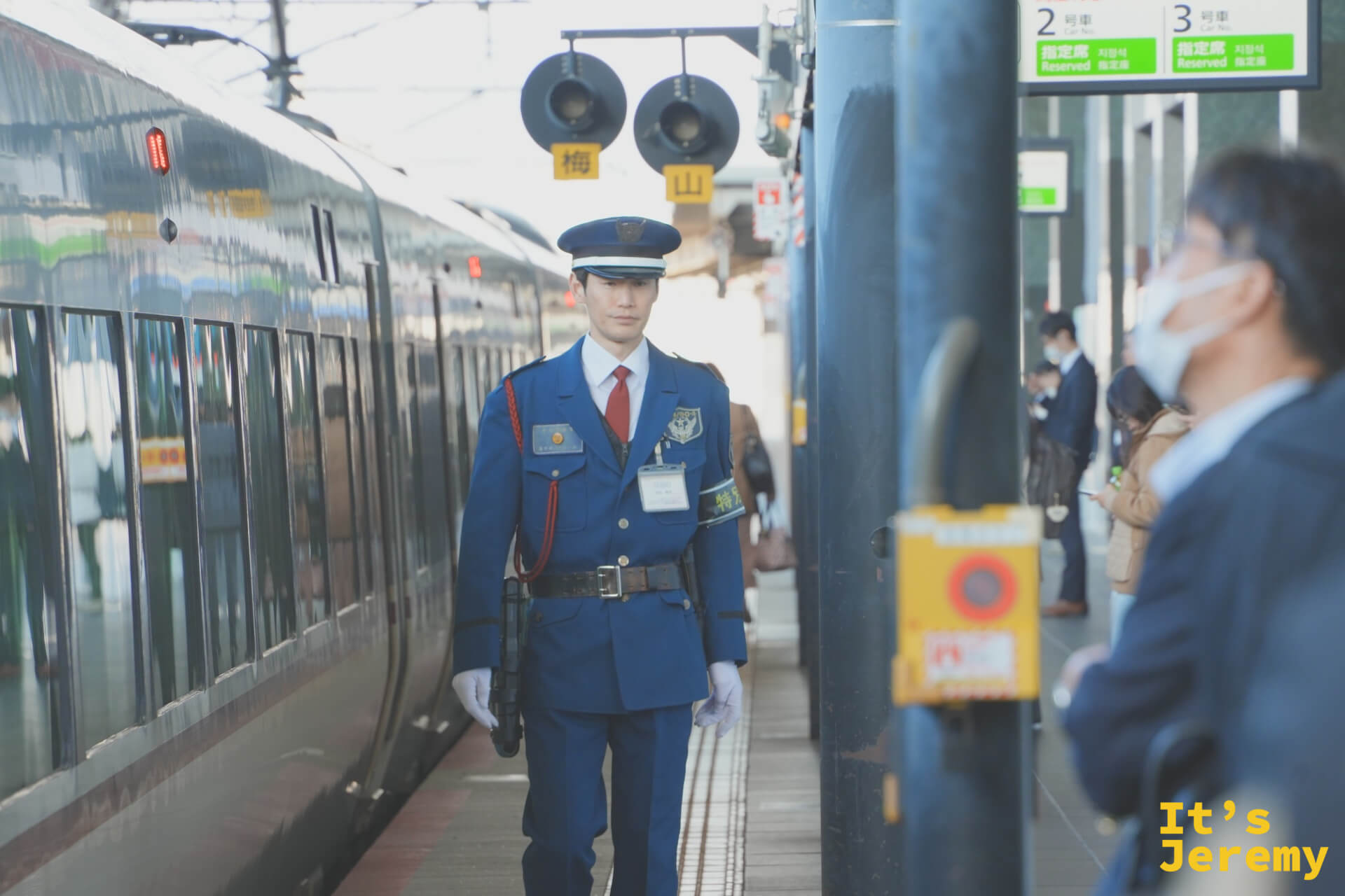 JR京都駅ホームの駅員と特急列車