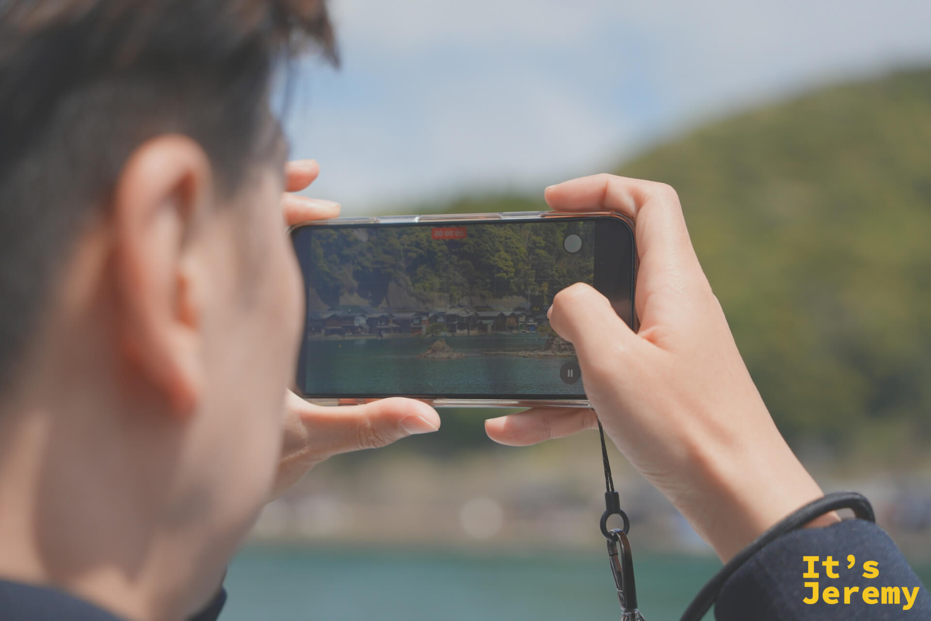 船上から手持ちのスマホで撮影する仲間