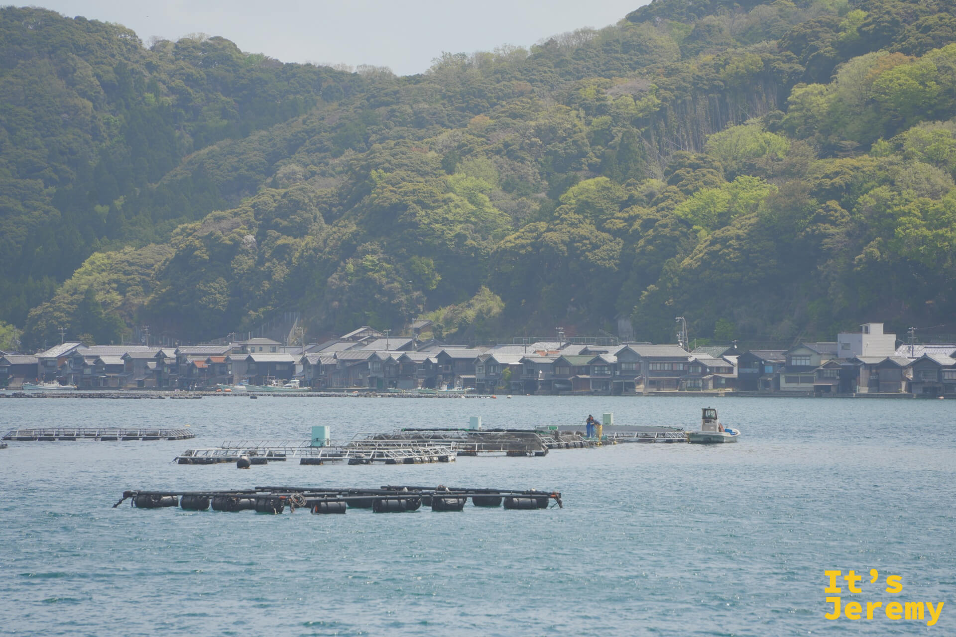 養殖筏と舟屋の遠景