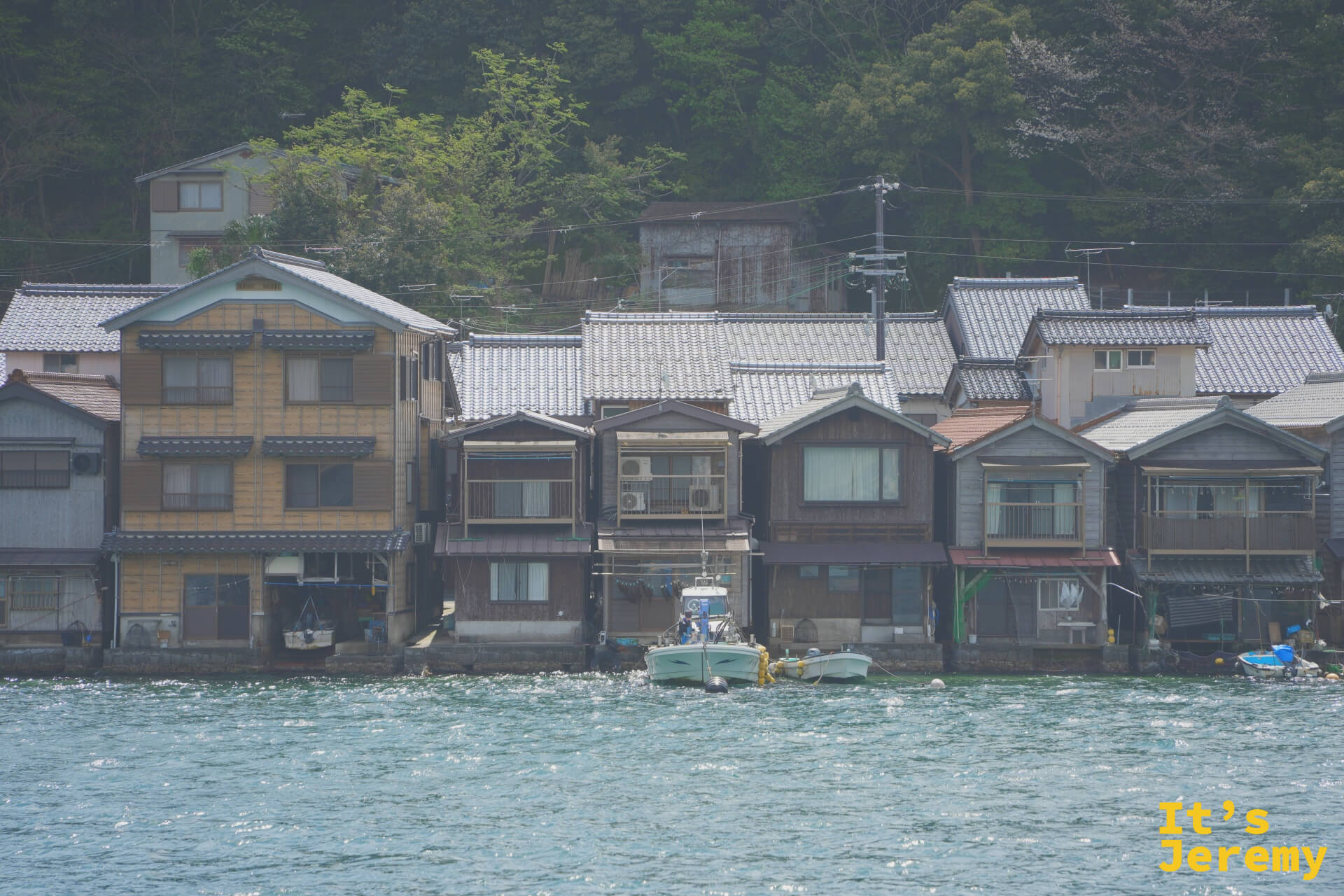 舟屋の一階が海面に接している様子