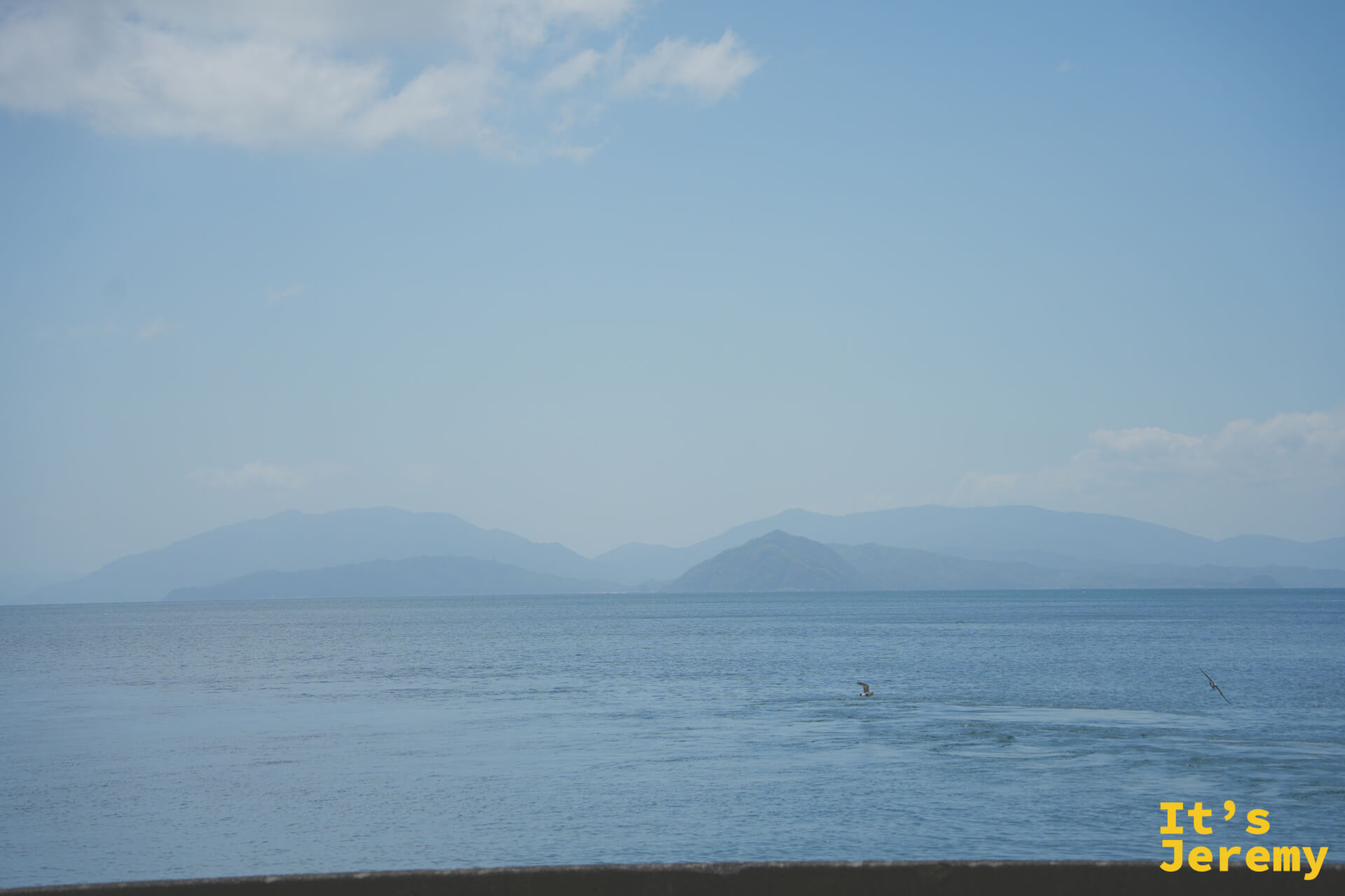 伊根湾の広大な海景、遠方に山
