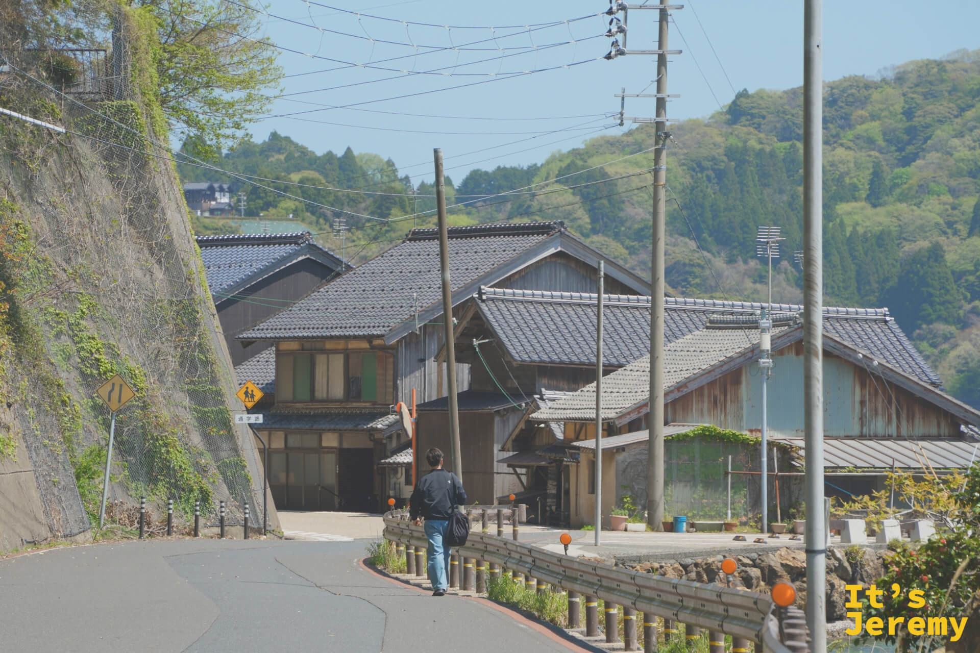 伊根の細い街路に歩行者