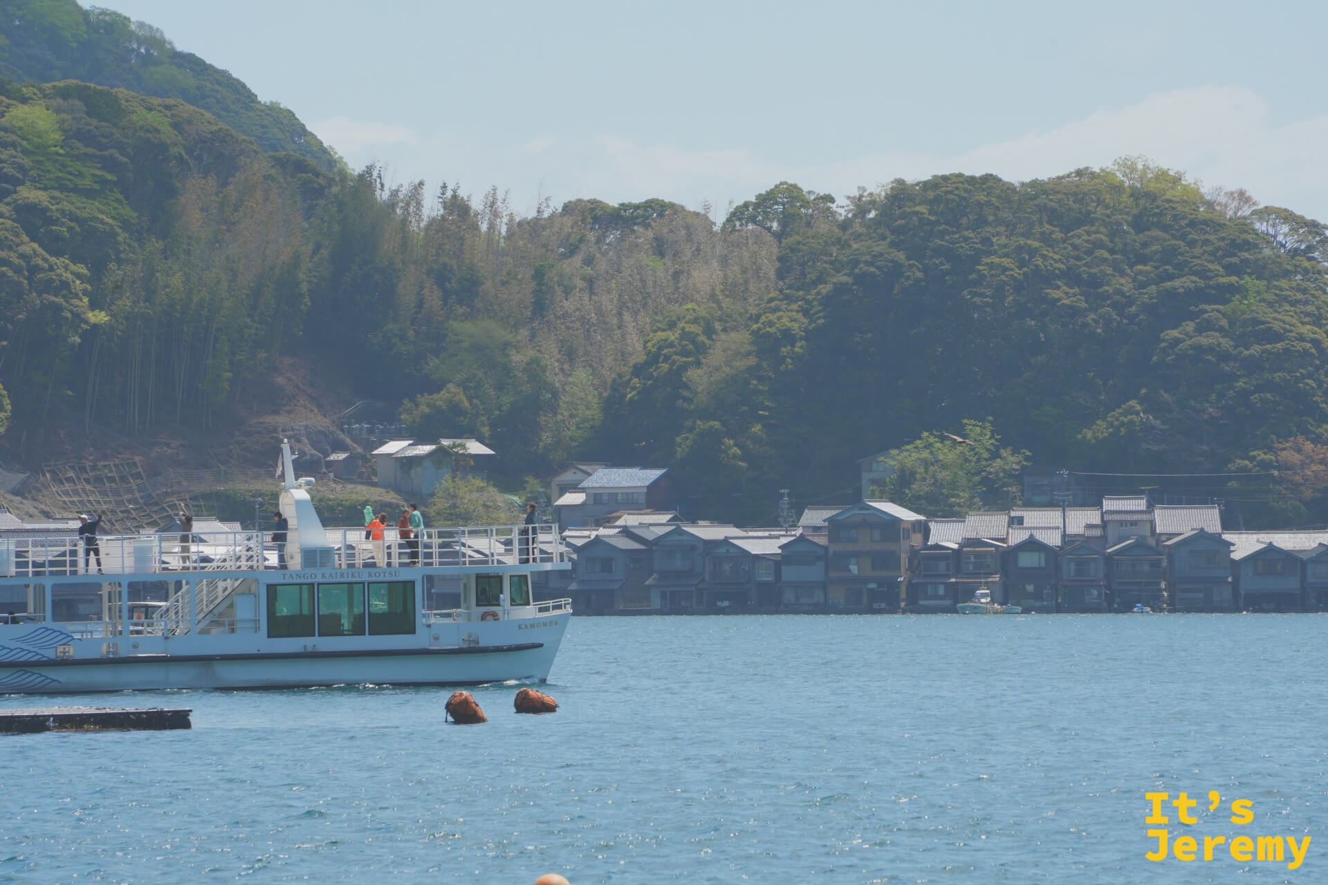 KAMOME遊覧船が接岸、背後に舟屋