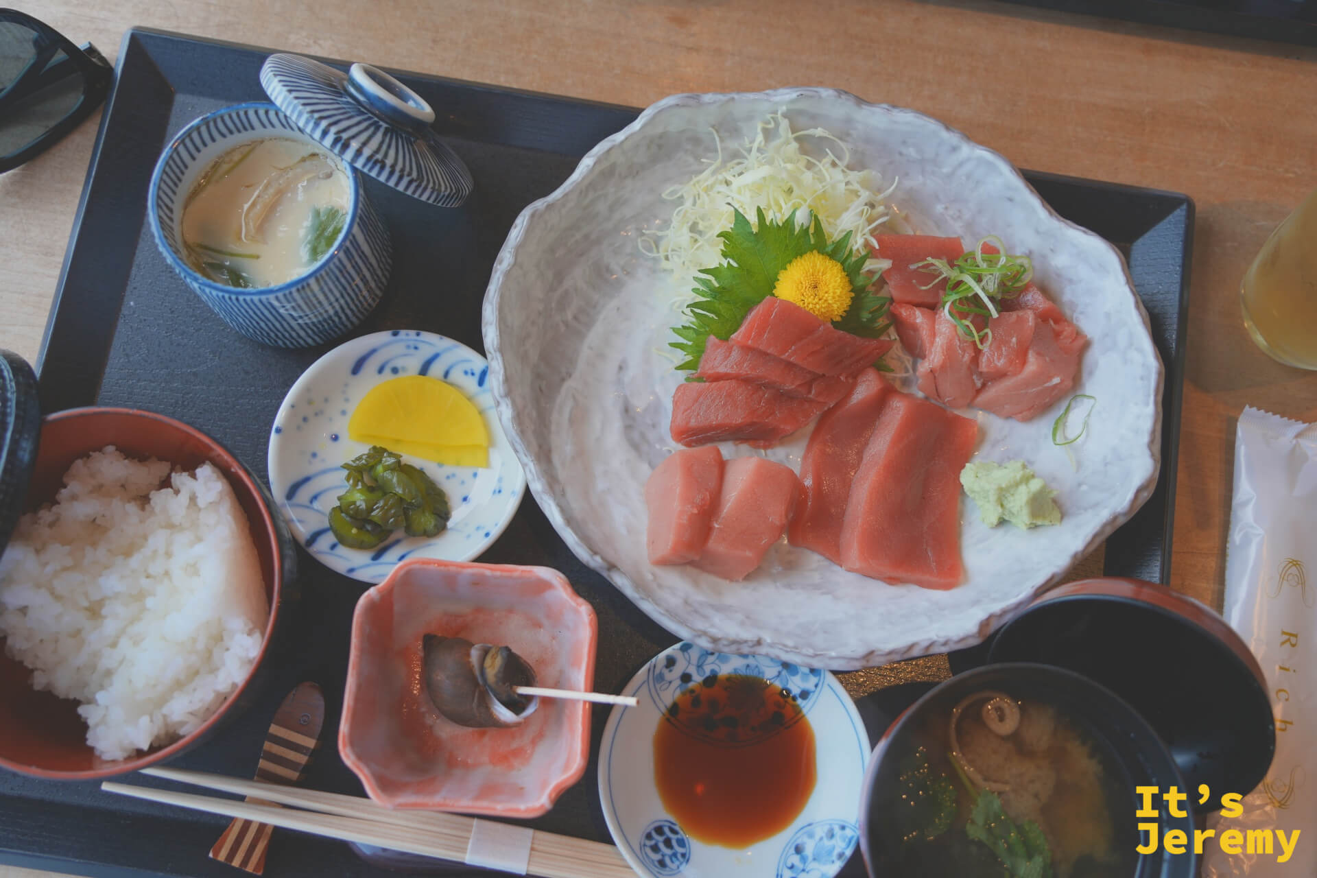 まぐろ御膳の俯瞰(刺身、白飯、茶碗蒸、小鉢、汁物)