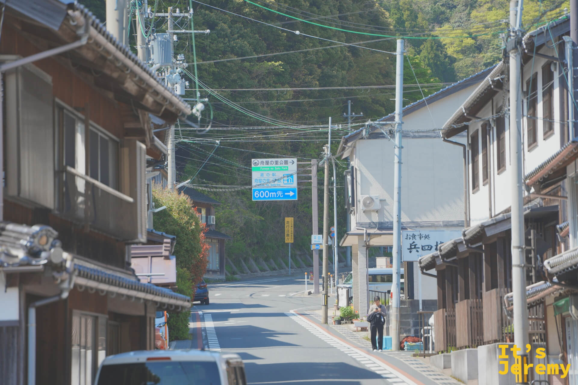 乗船場の欄干に舟屋の透かし模様