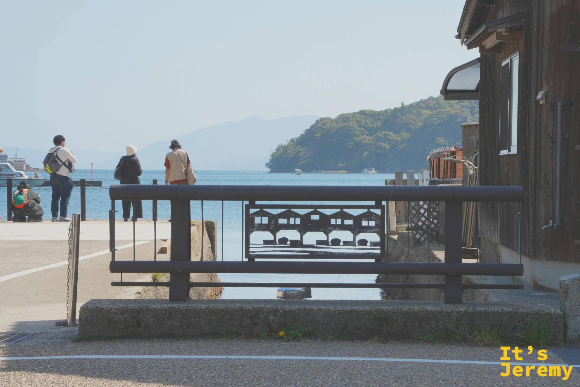 欄干の下部に舟屋のシルエット装飾