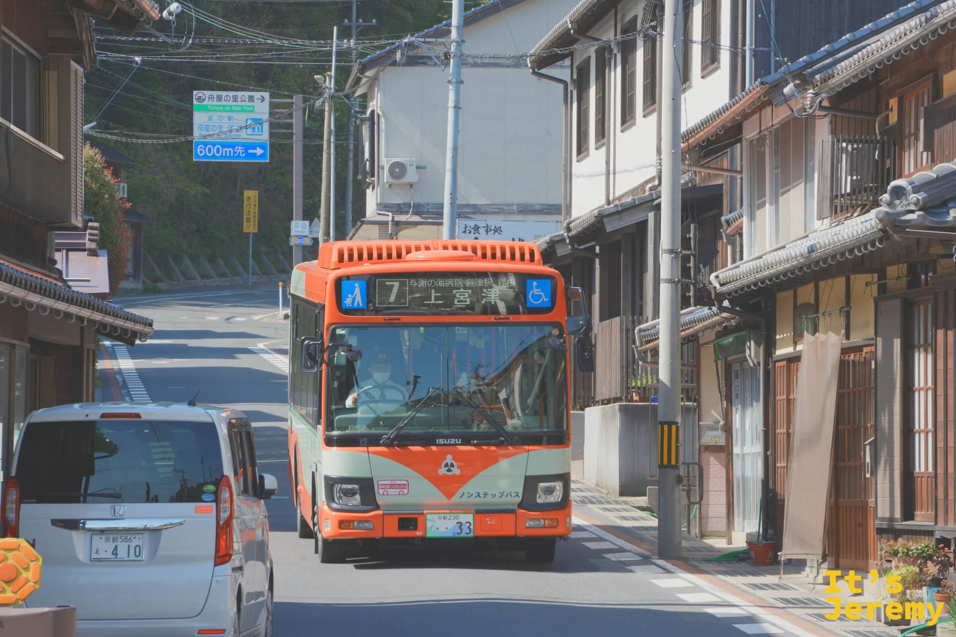 丹海バスが伊根の街路を走る