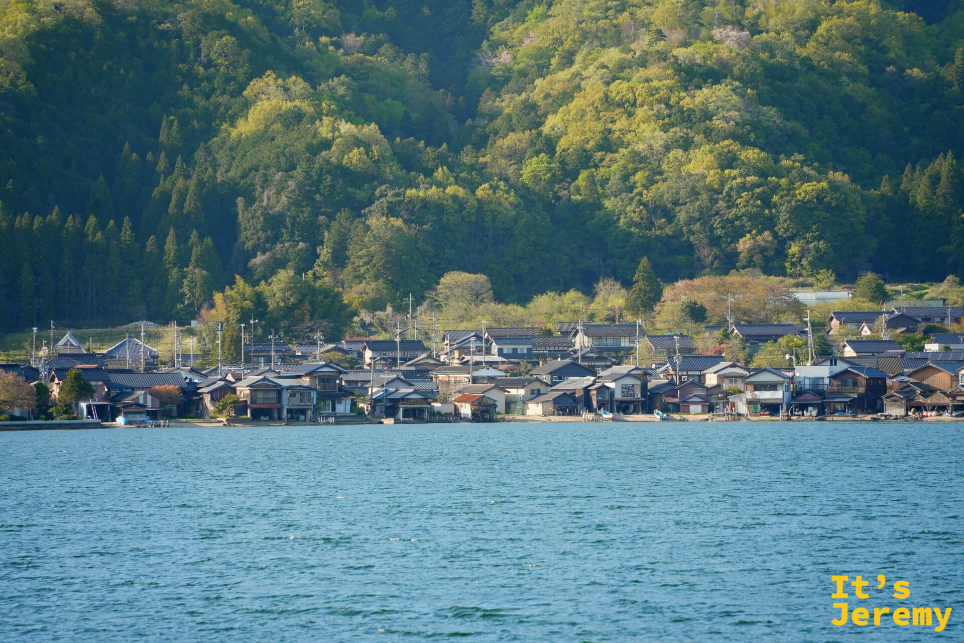 交通船から見える宮津湾の沿岸の漁村
