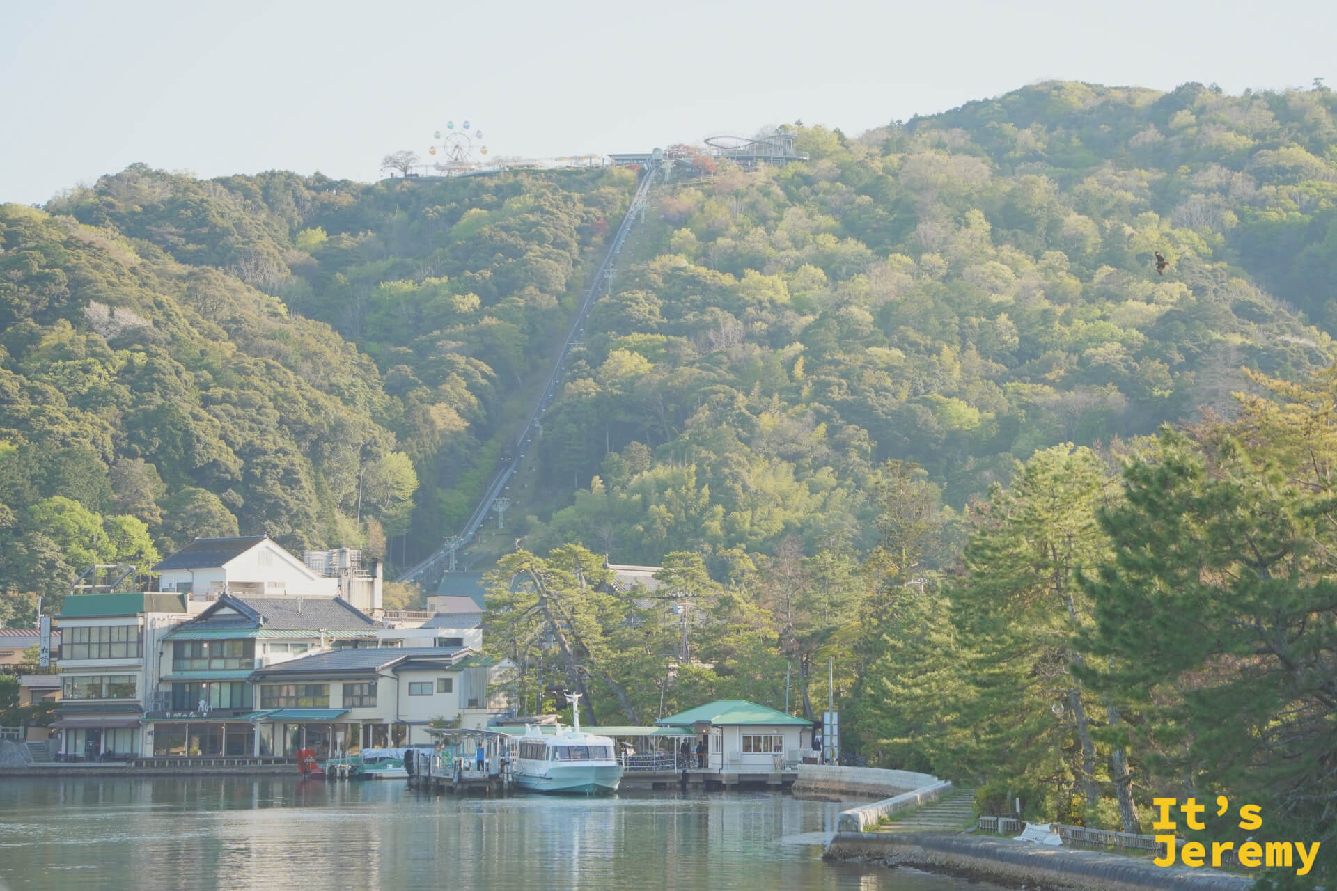 傘松公園と接岸場を砂洲から遠望