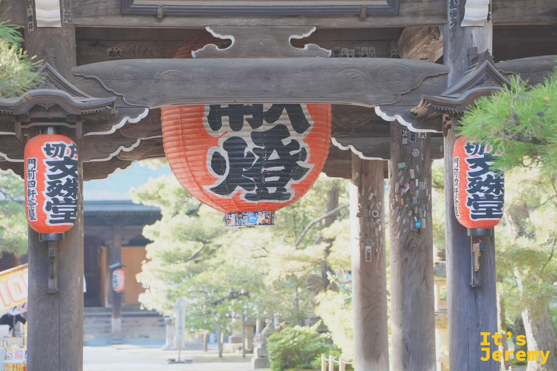 智恩寺山門内側の大提灯と「切文殊堂」の提灯