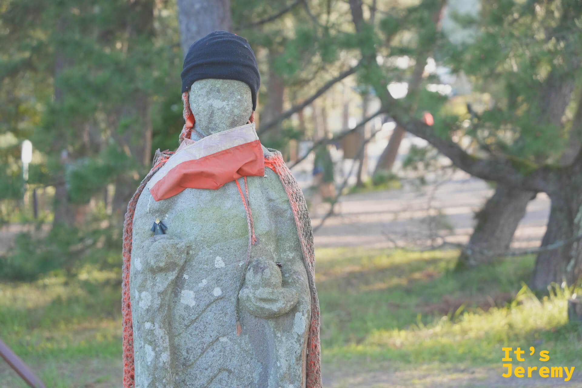 砂洲の地蔵菩薩像(ニット帽と前掛け)