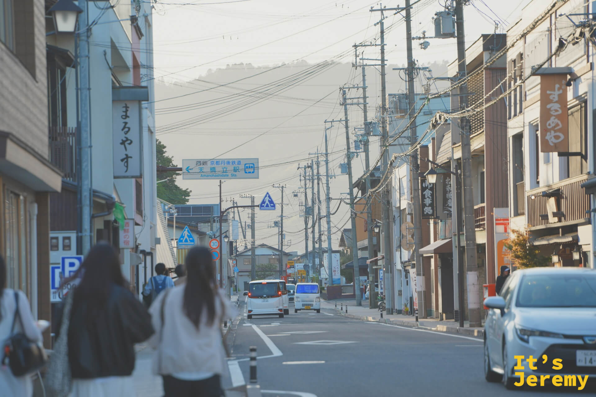 天橋立駅への道標がある商店街の夕方