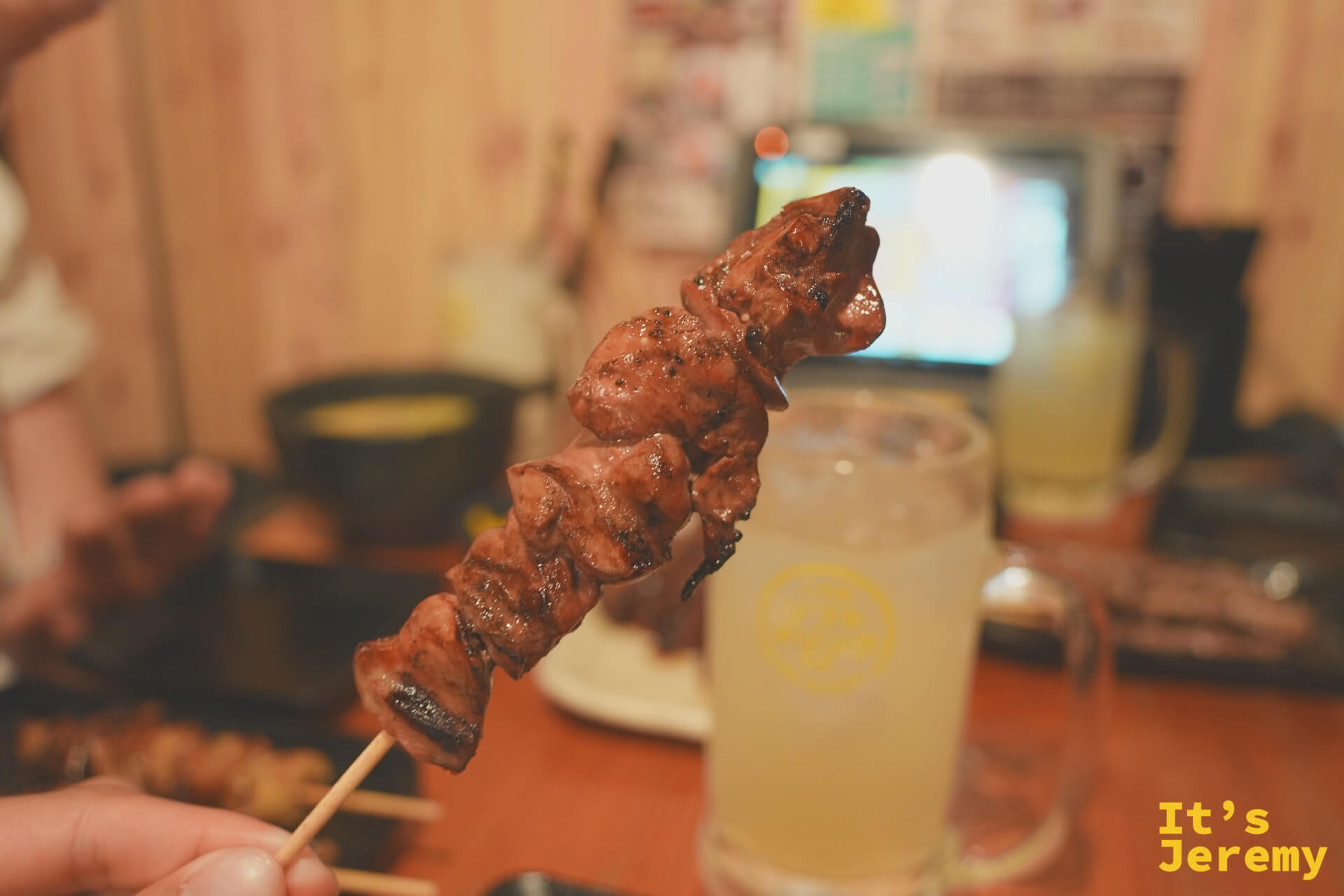 もも串焼きを持ち上げる
