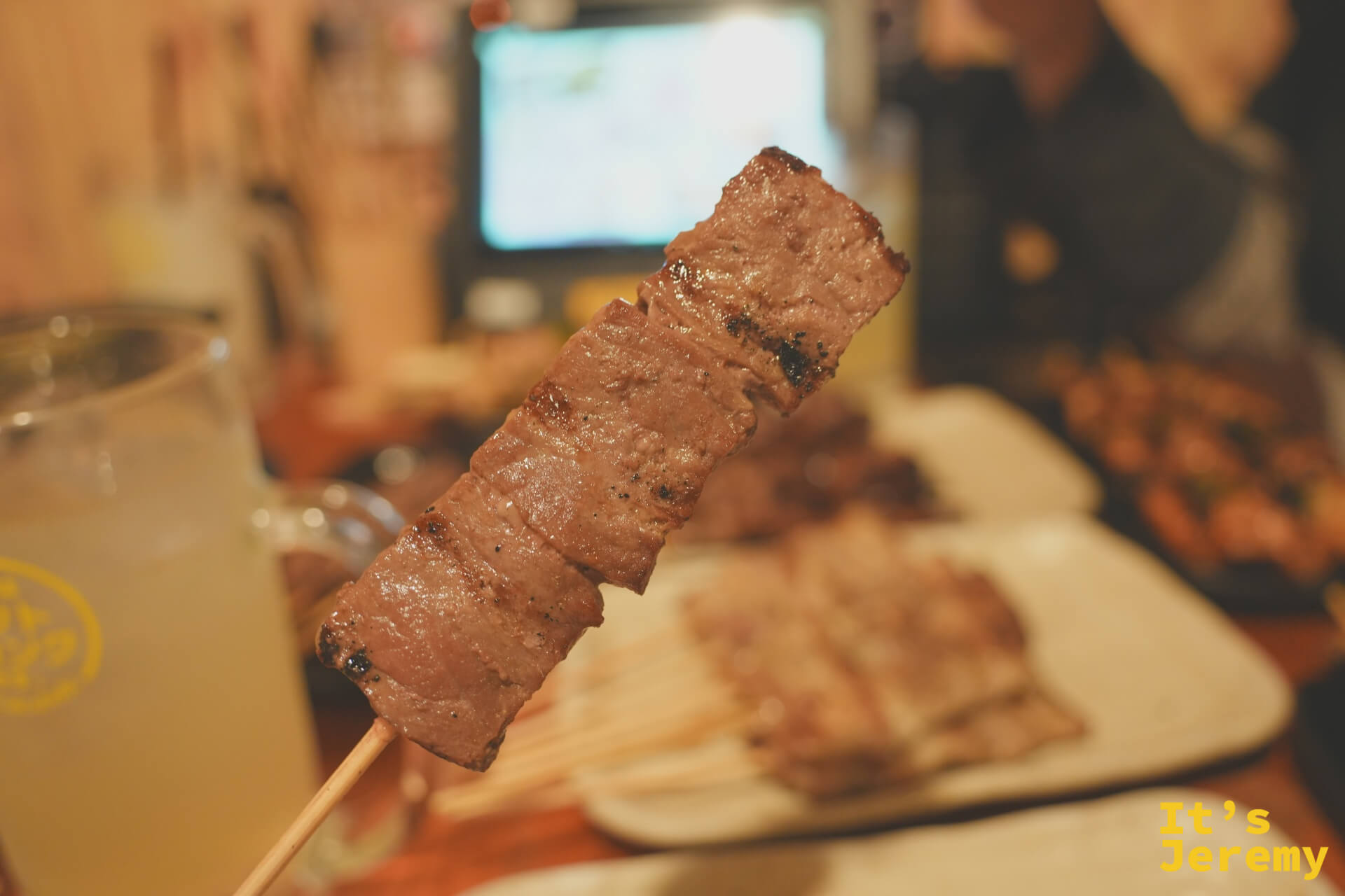 串焼きと飲み物が並ぶテーブル