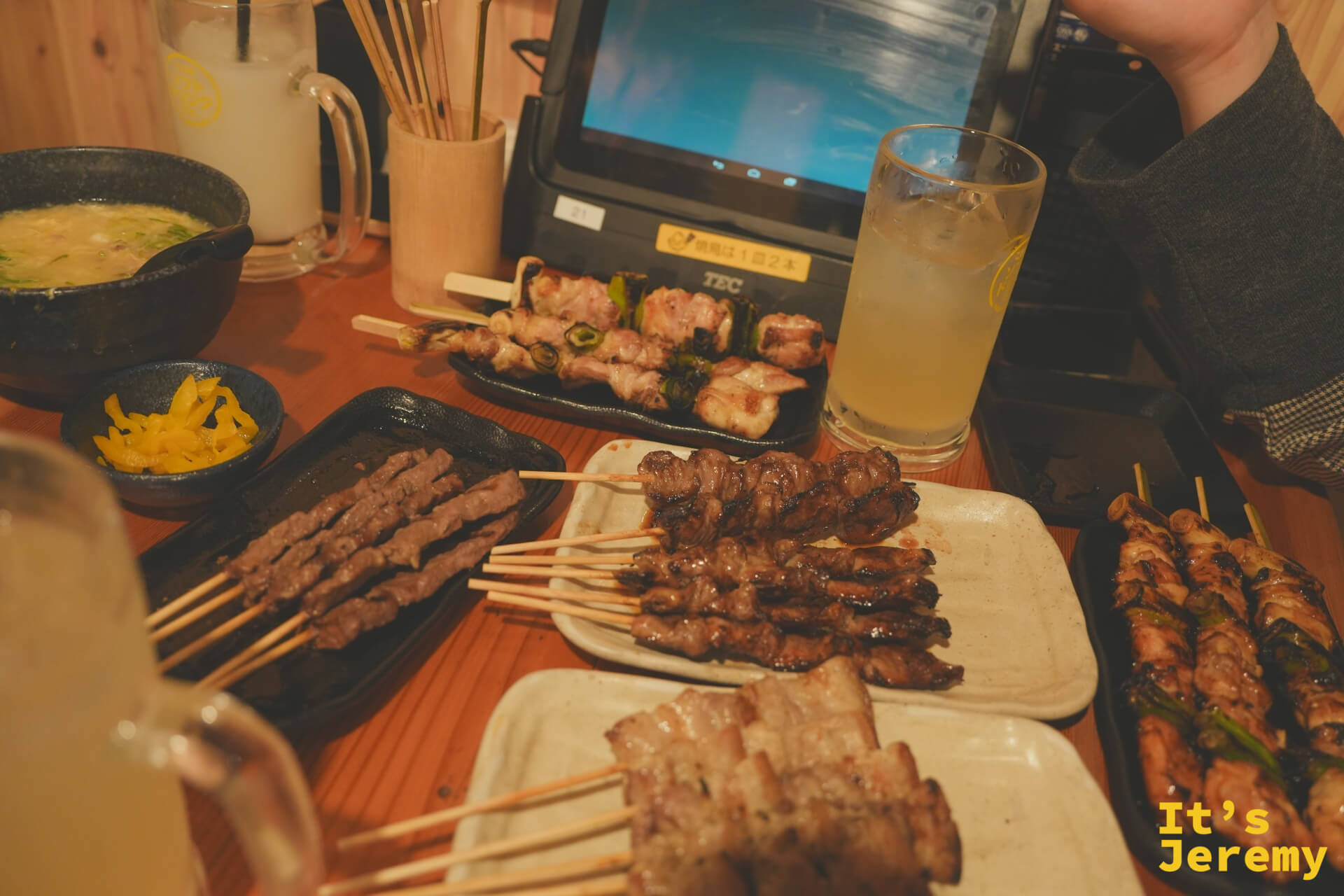 鳥貴族の串焼きがテーブルに並ぶ