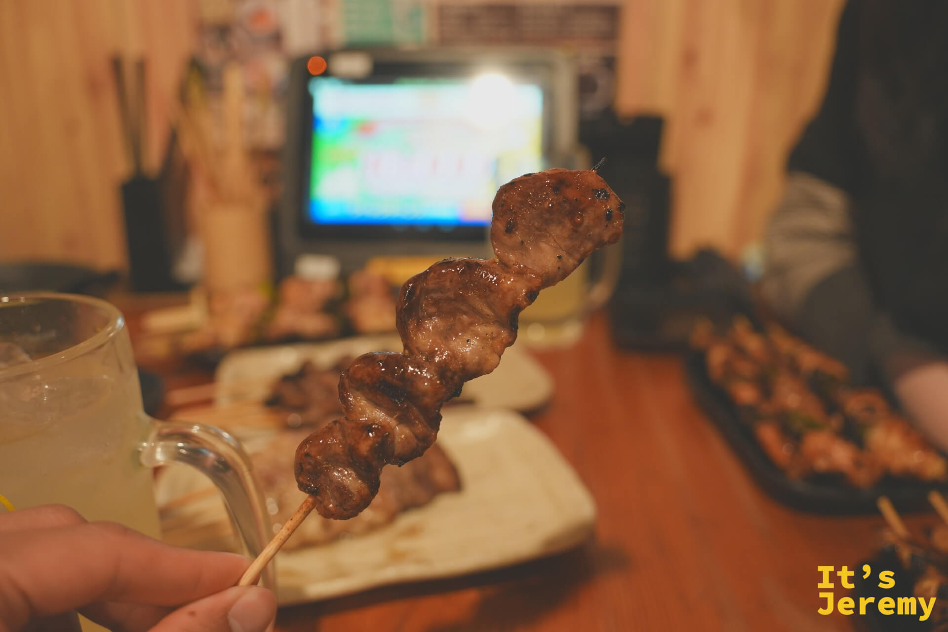 串焼きをつまんで食べる
