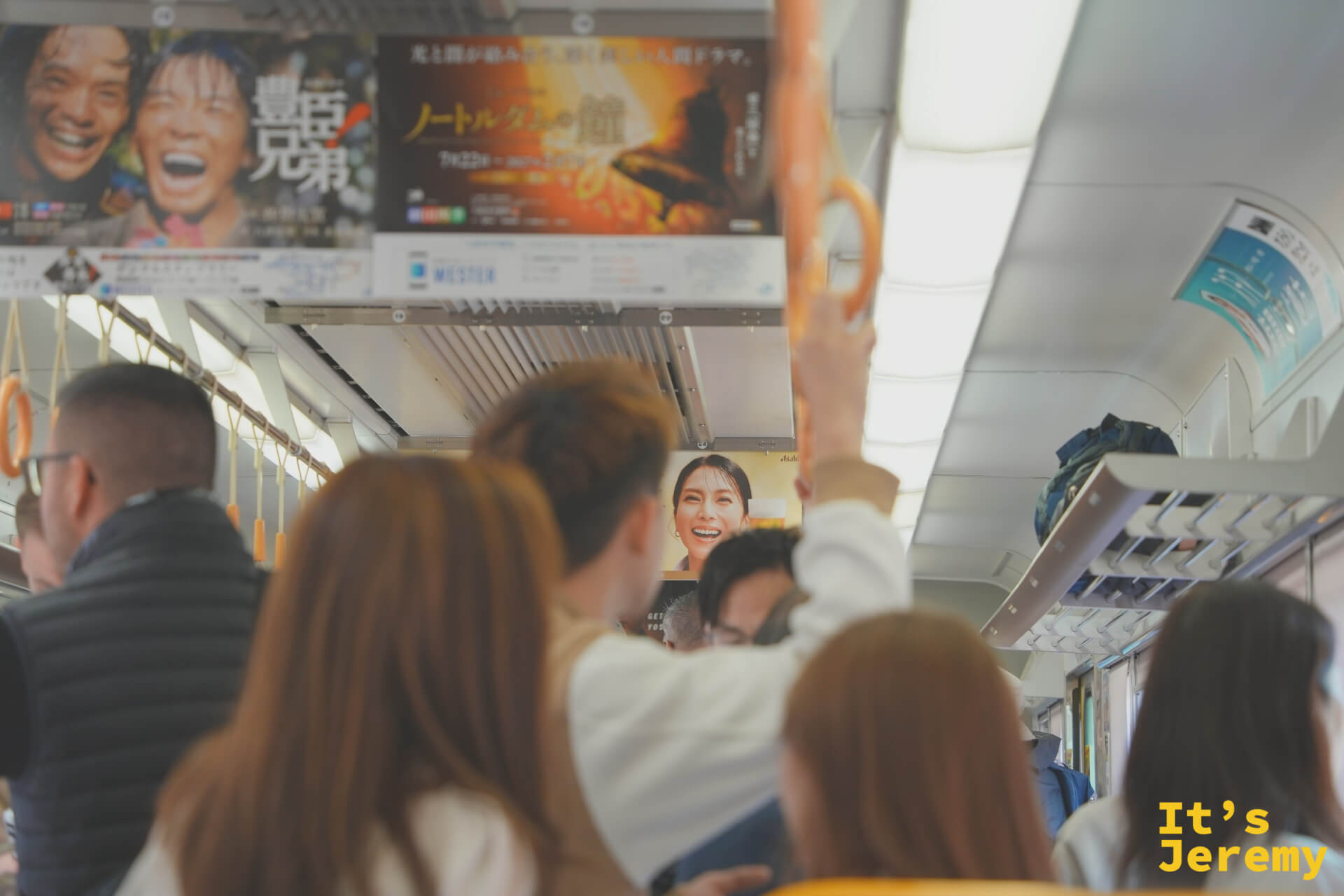 在電車車廂內,等待抵達奈良的早晨