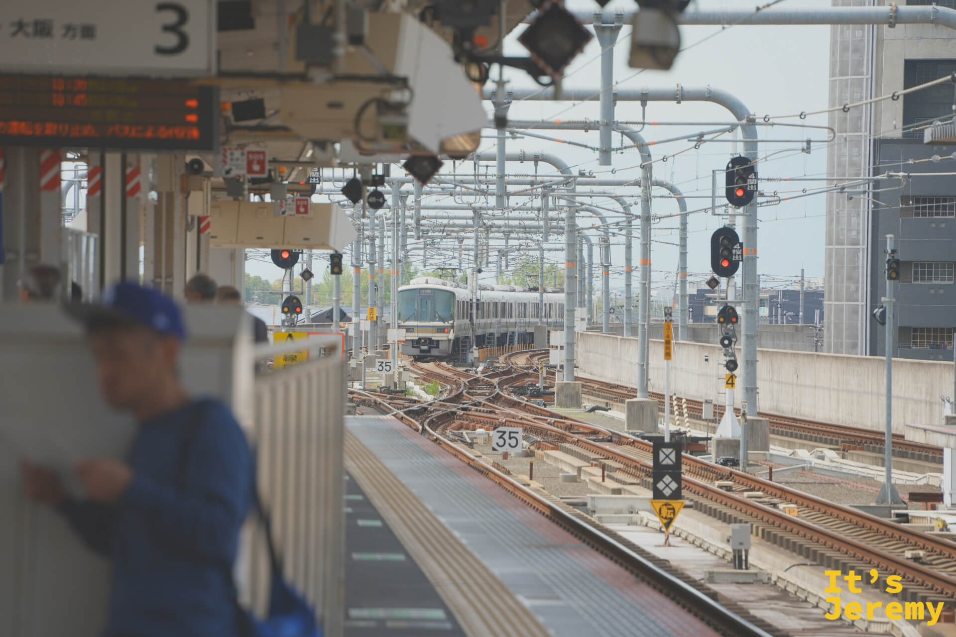 JR 奈良站月台,「大阪方面」的列車進站
