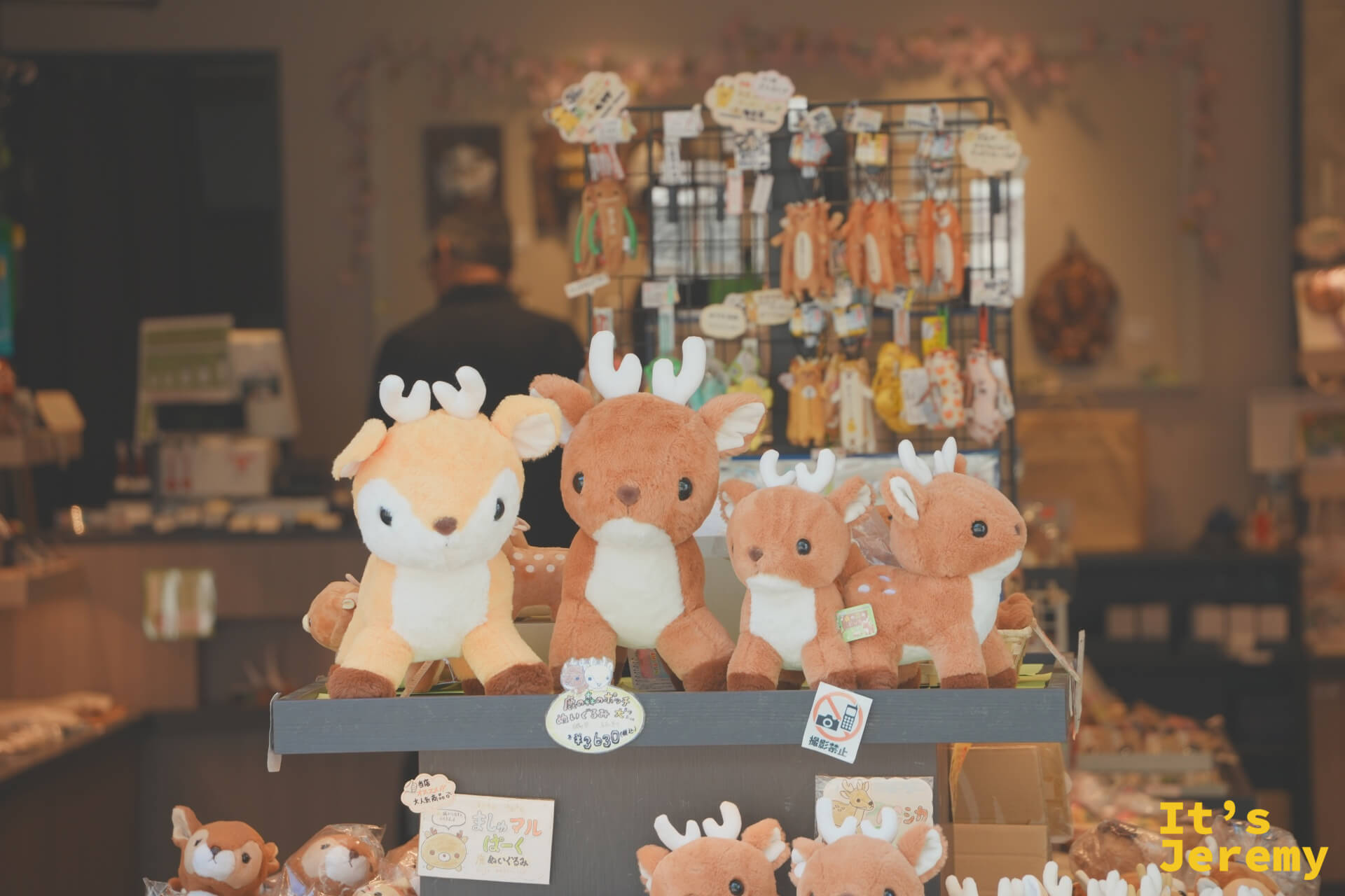 販售鹿造型玩偶與紀念品的商店