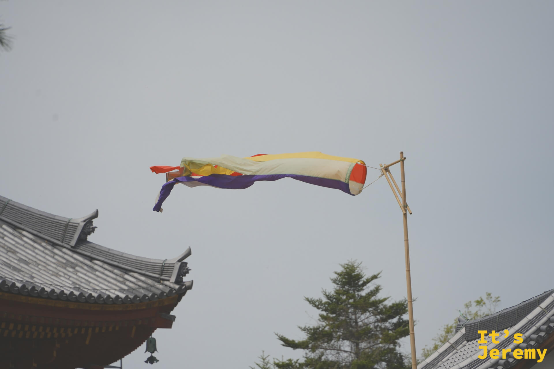 五重塔旗幟在晨風中飄揚