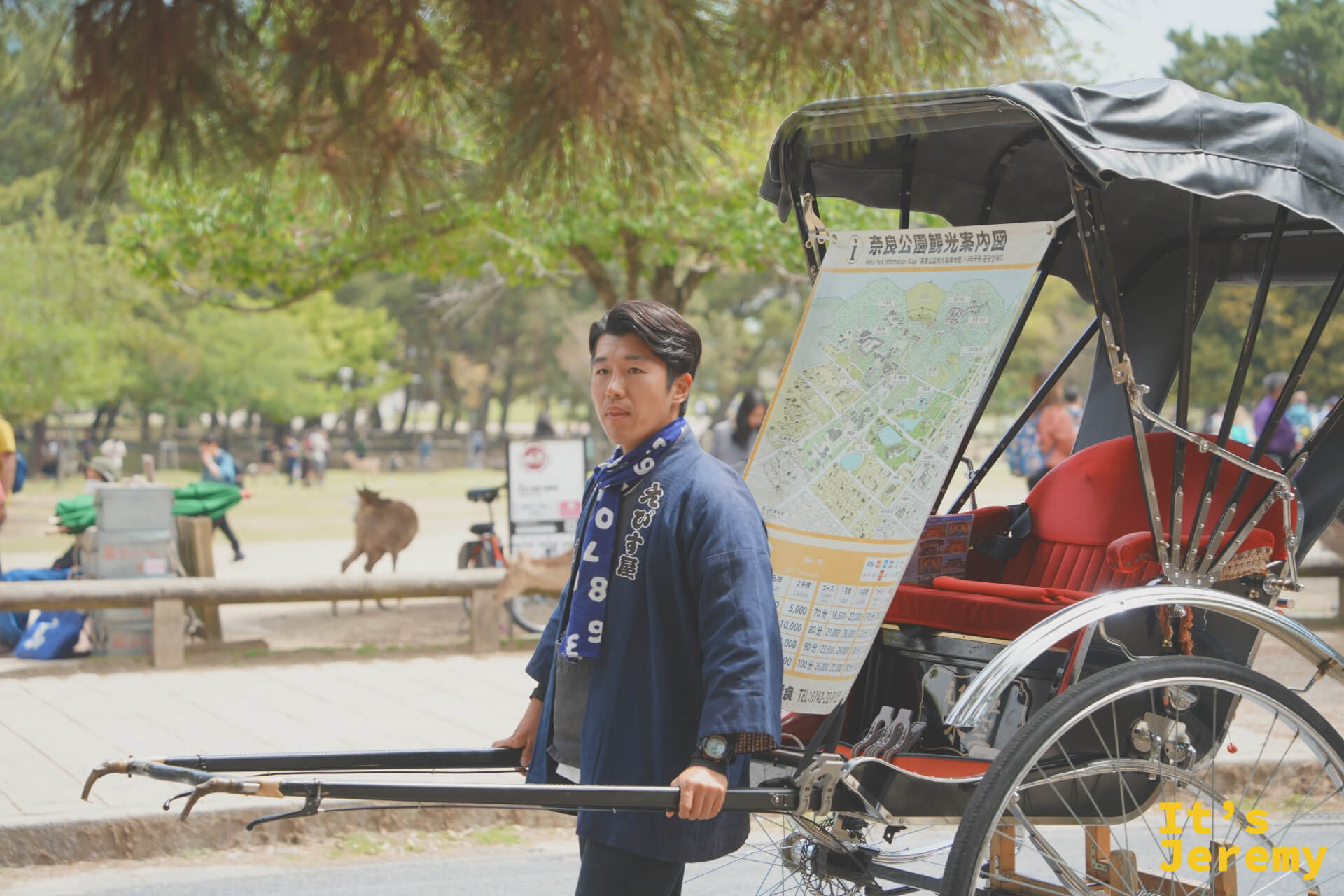 人力車夫駐守在公園地圖旁等待旅客，背景可見悠閒吃草的鹿