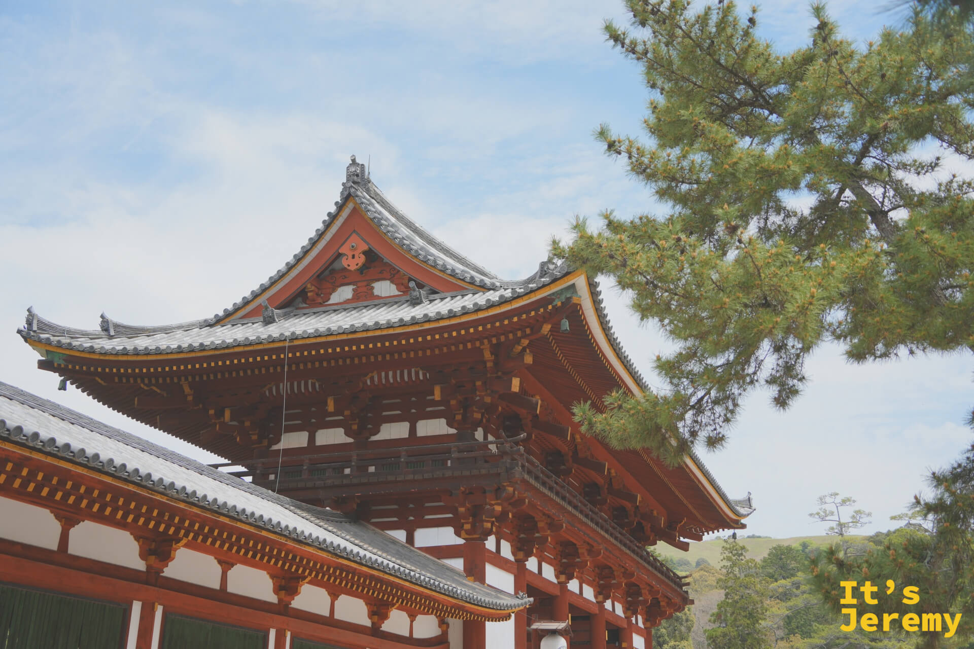 中門屋脊近拍，重層屋頂結構