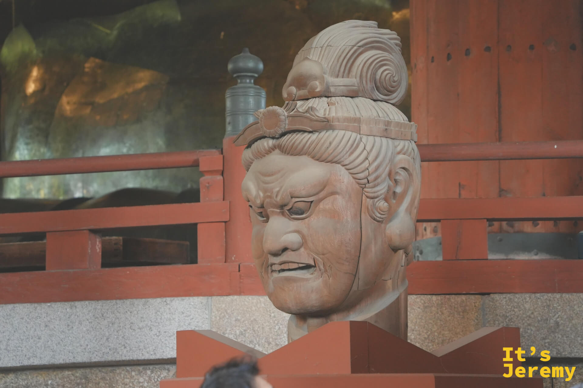 殿內欄杆旁陳列的大型木造武將頭像
