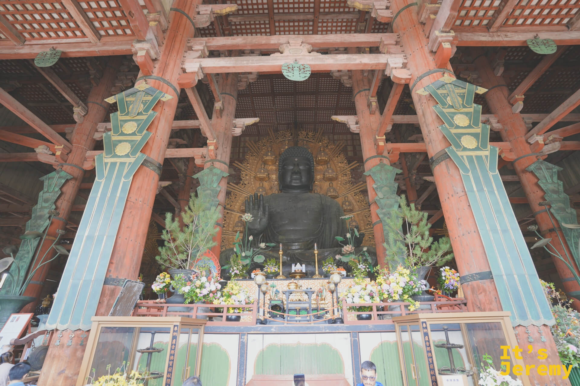 殿內全景仰角，大佛、天王、斗拱同框