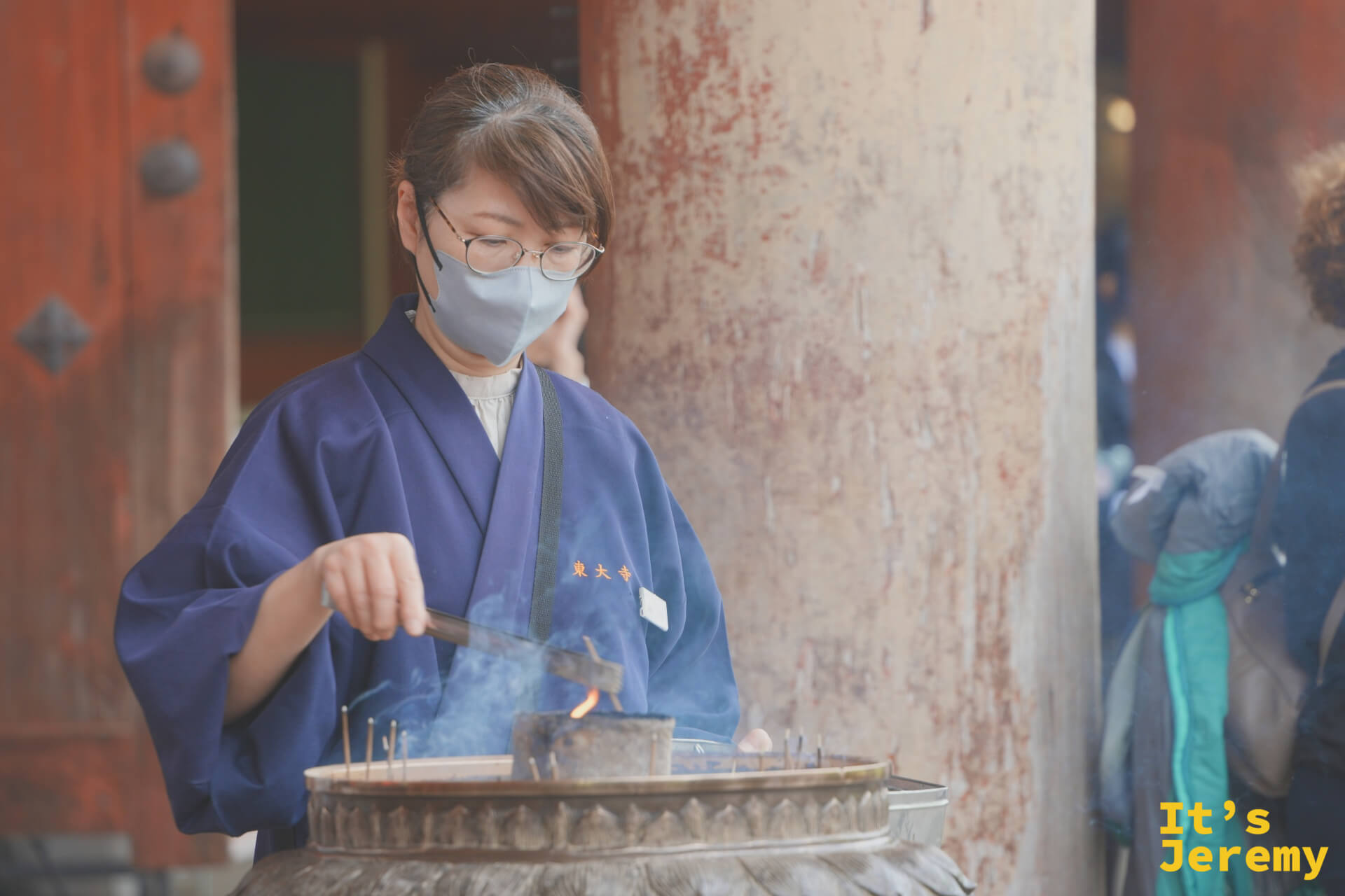 東大寺工作人員點燃香爐
