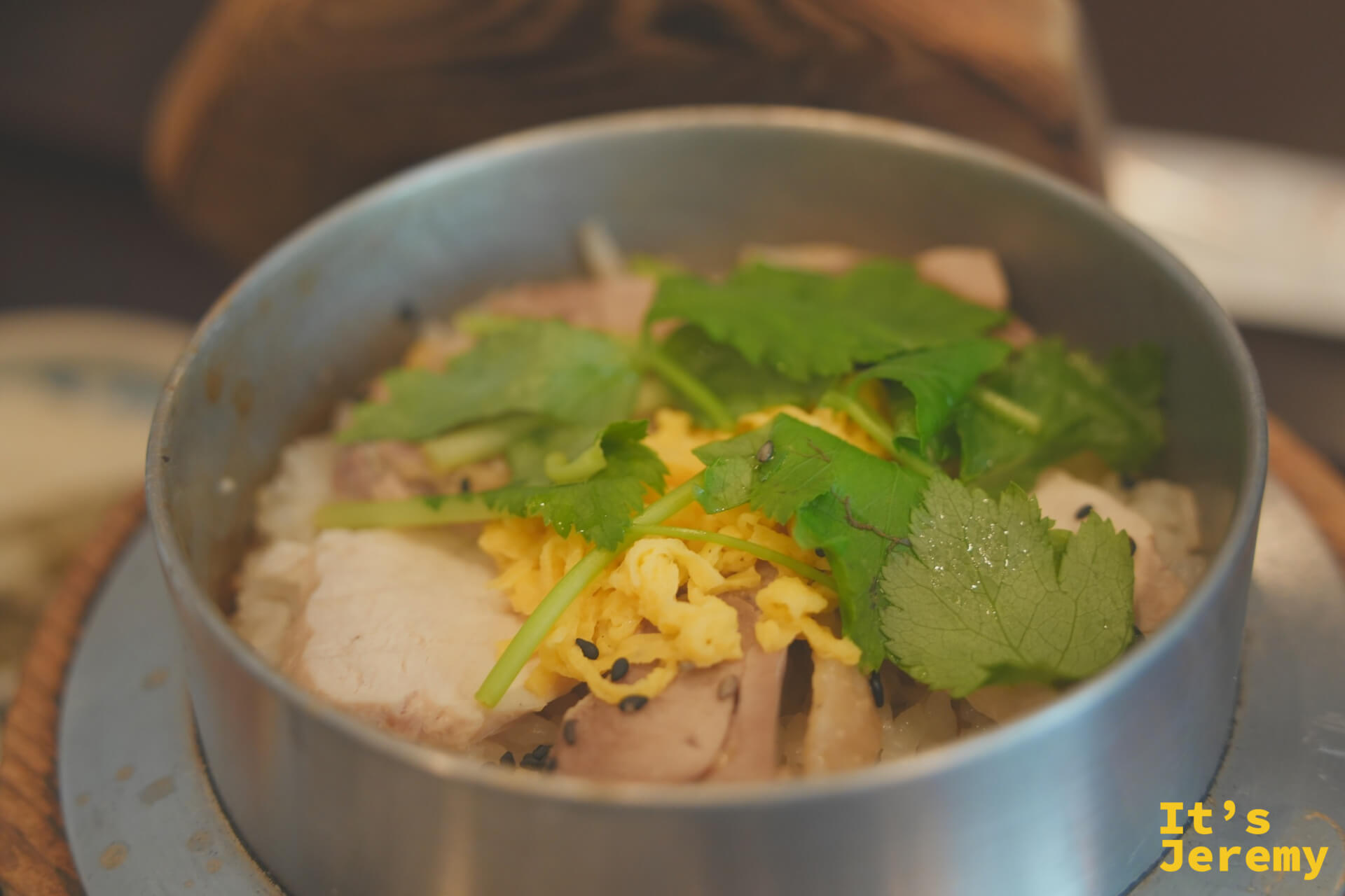 雞肉釜飯定食,搭配配菜和味噌湯