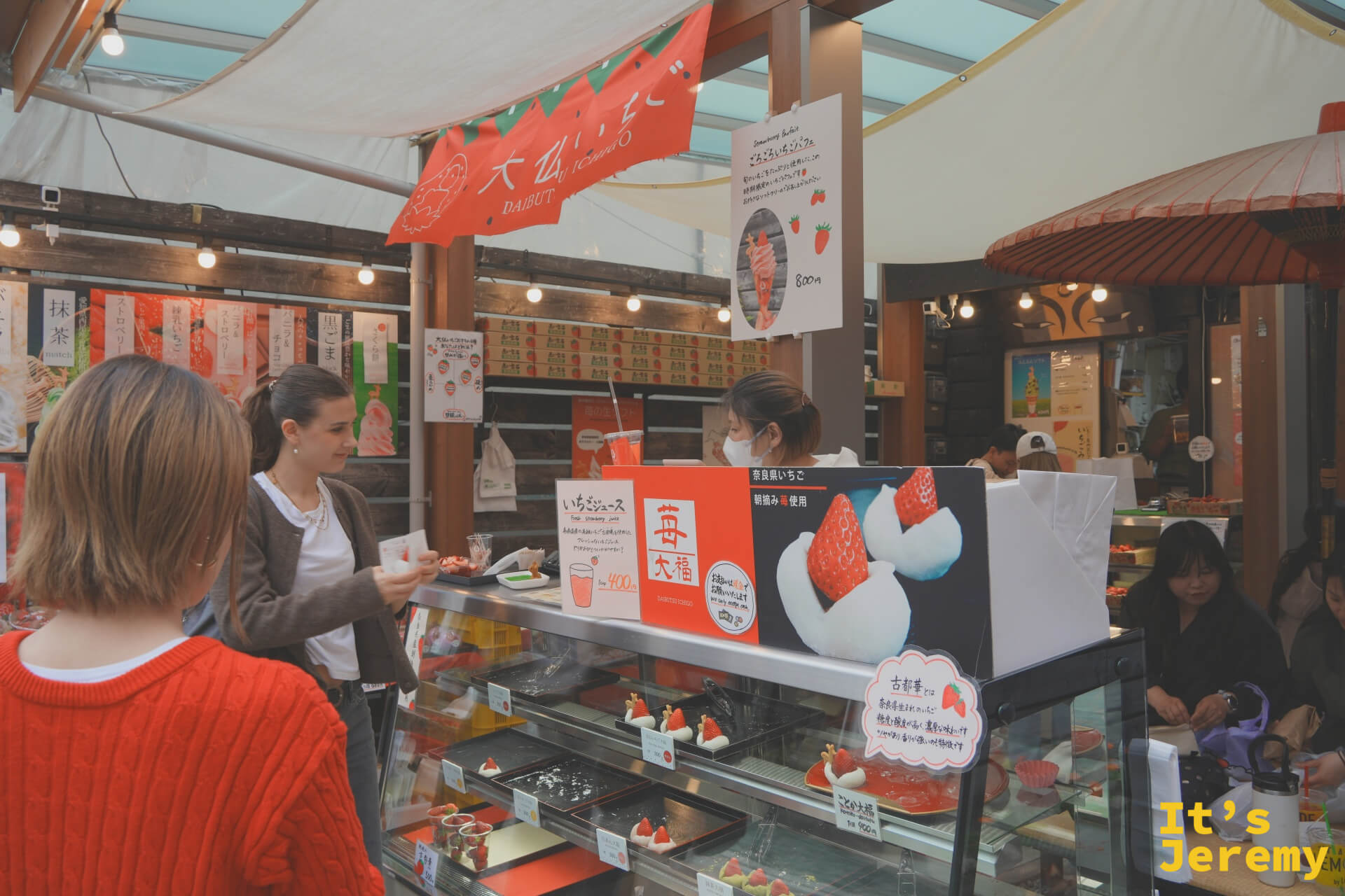大仏いちご店鋪,橘色「大仏いちご」旗幟與冰箱展示