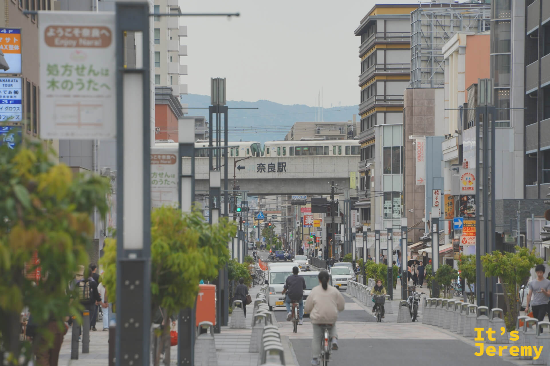 奈良站前的大道,遠方可見 JR 奈良站高架橋