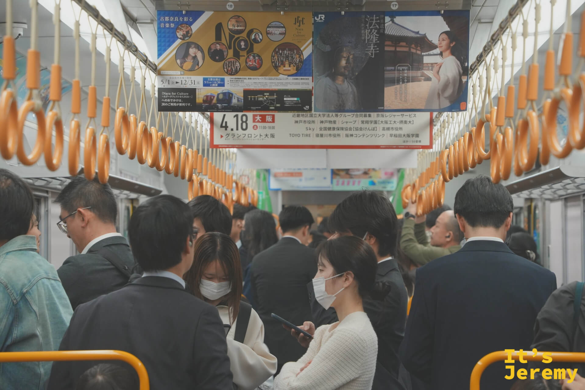 擠滿上班族與旅客的 JR 電車車廂