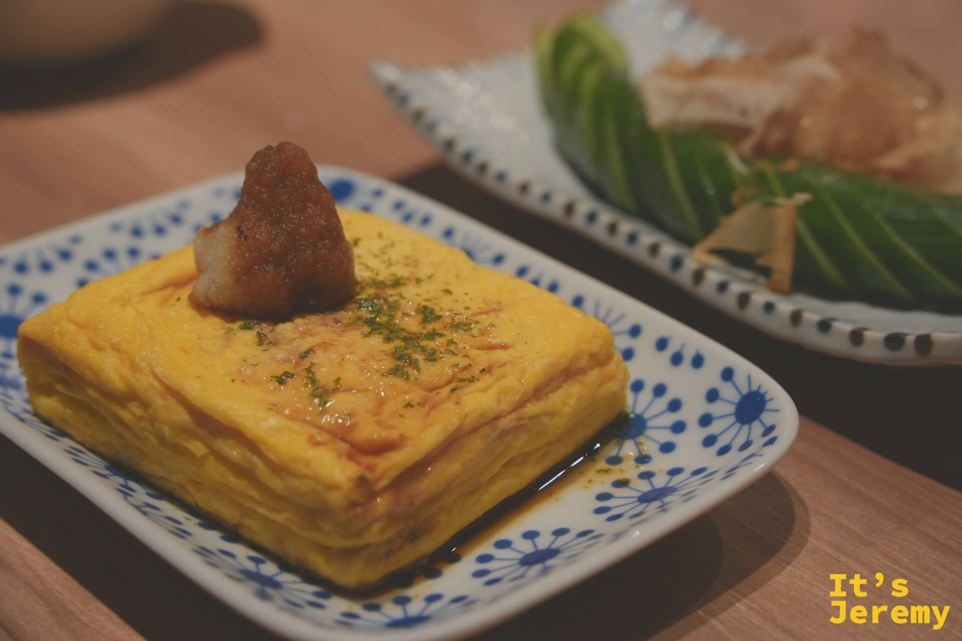 黃金色高湯蛋捲，附蘿蔔泥和鰹魚片