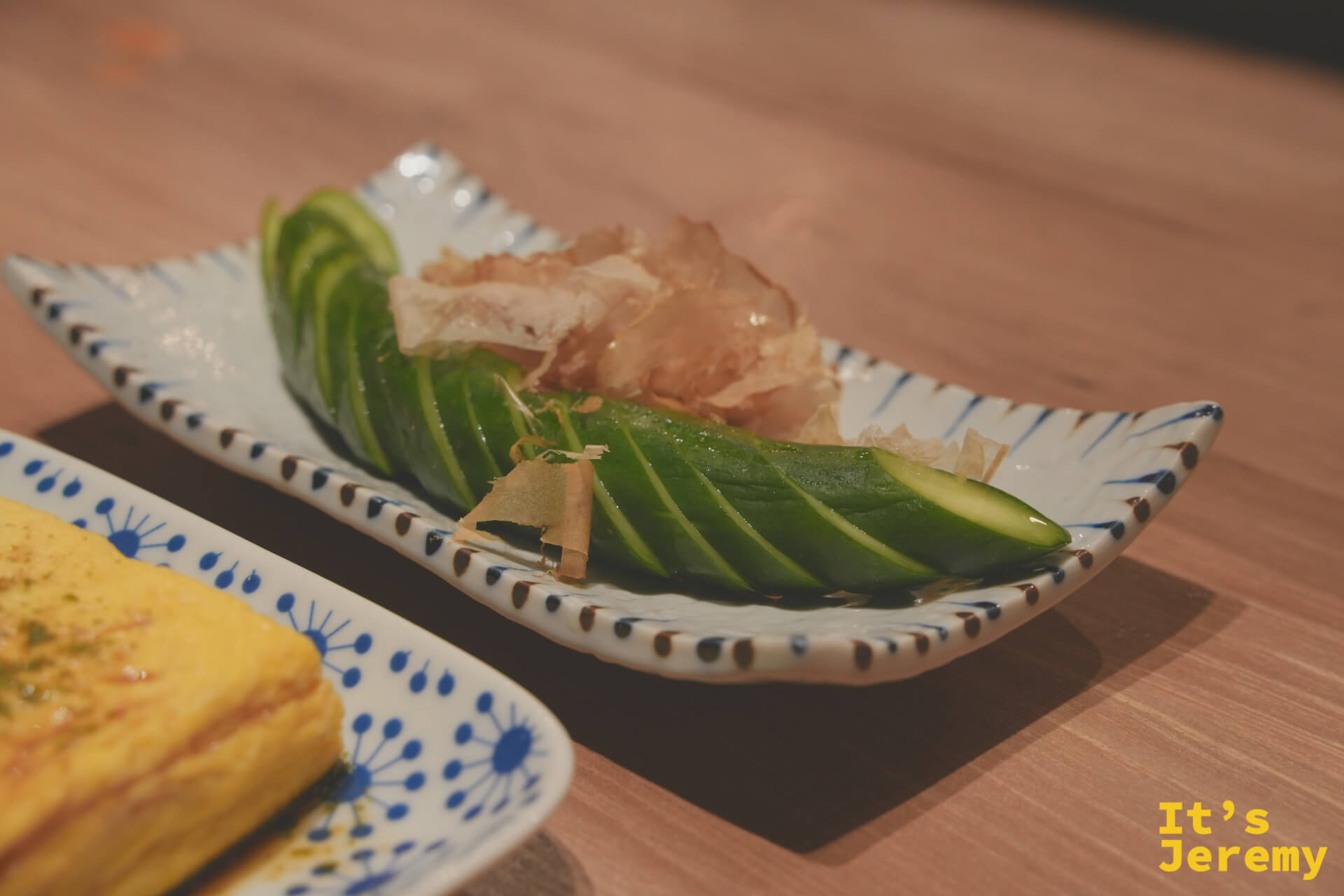 米糠醃小黃瓜，切面整齊，附鰹節