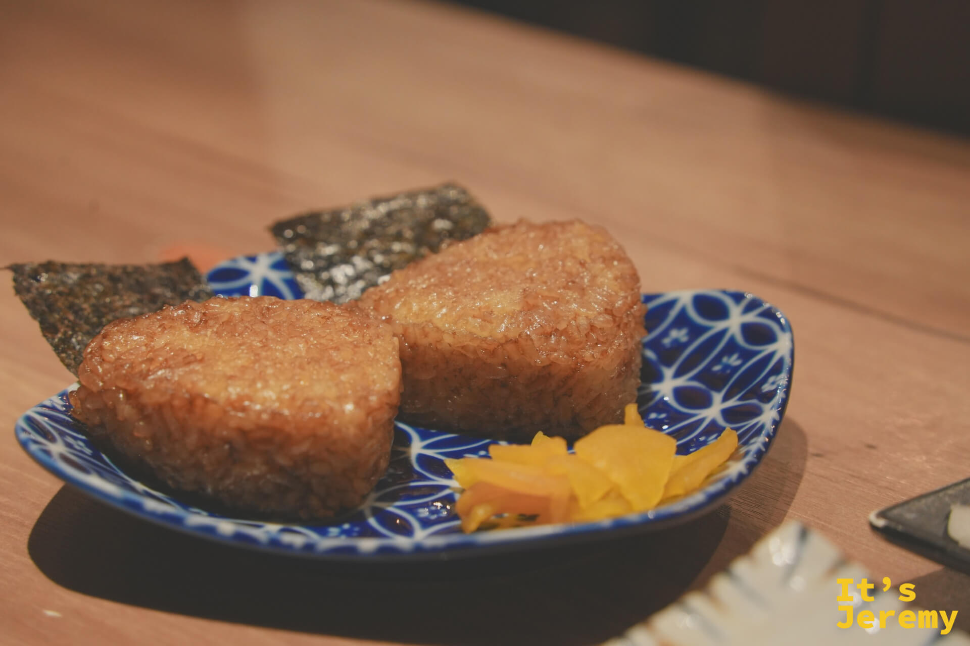 烤飯糰兩顆，表面焦香，附醃菜