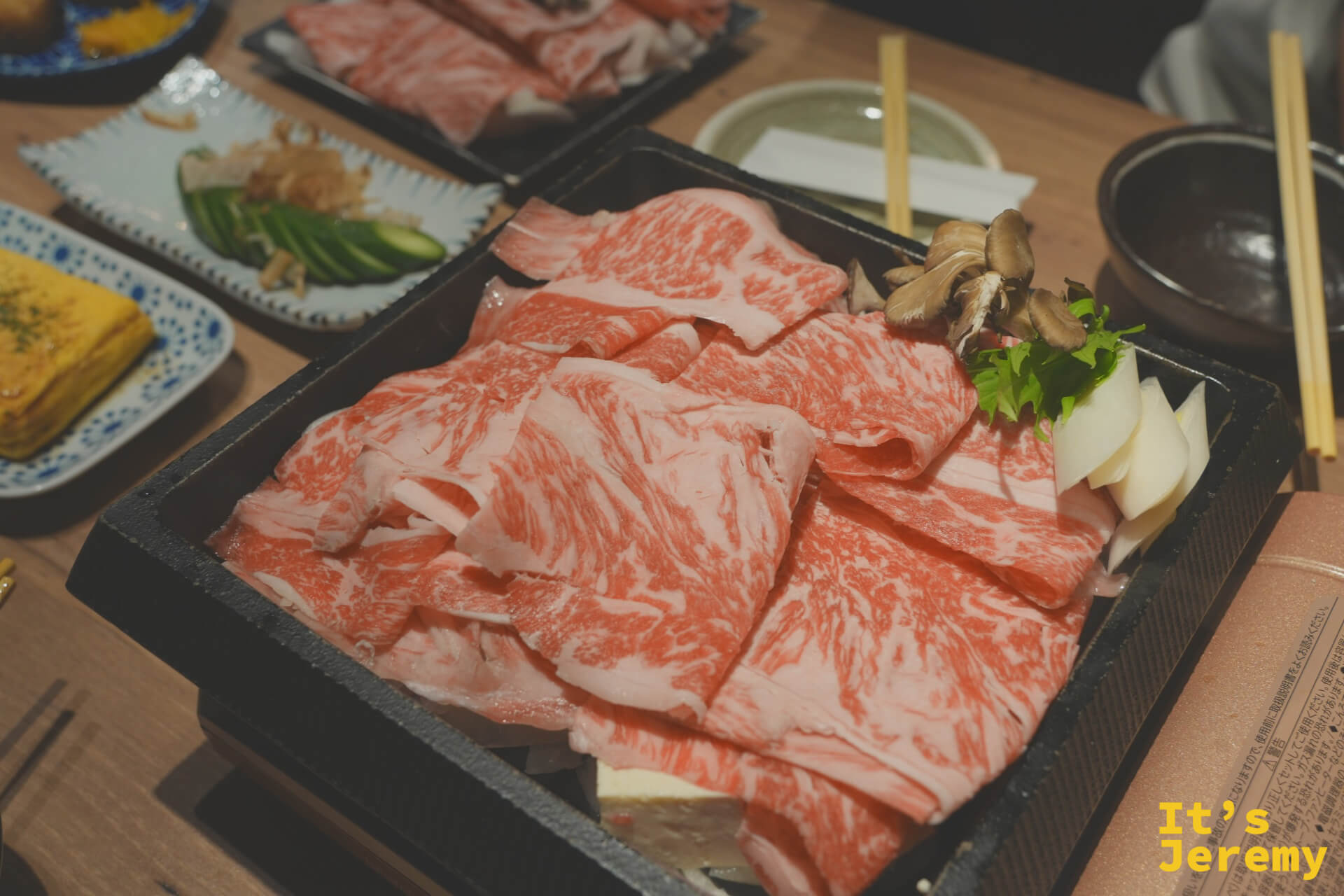 霜降和牛生肉片整齊盛盤，油花均勻