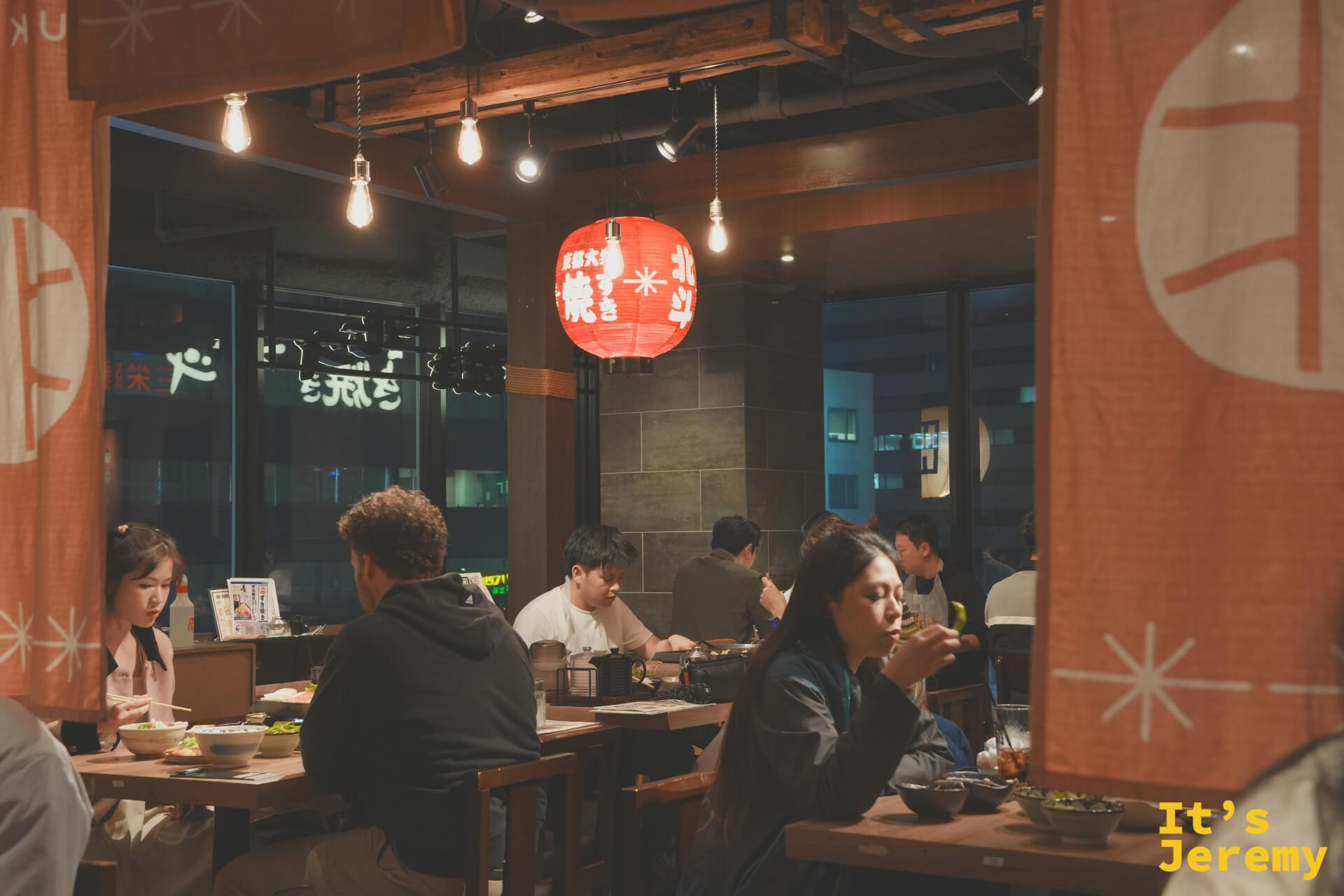 北斗餐廳內部，橘色照明與木質桌椅，顧客正在用餐