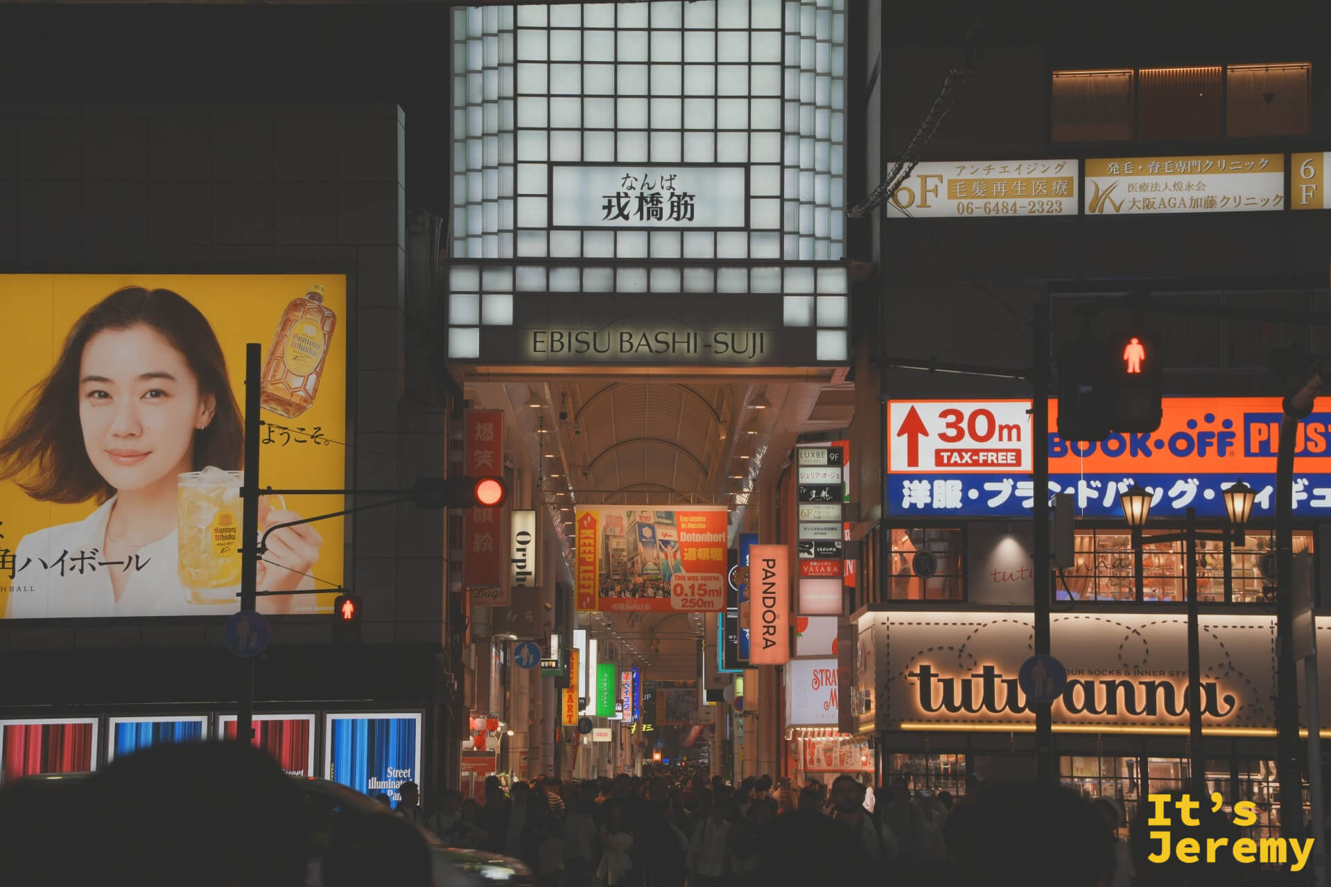 戎橋筋商店街夜景，燈牌與商店密布